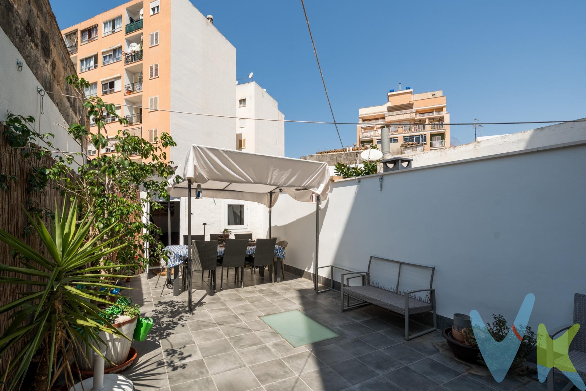 CARRER FRANCESC PI I MARGALL.- Esta propiedad ofrece una localización ideal y práctica en Palma, con buen acceso a las principales vías de comunicación, a solo 1,5 km del centro de Palma y de la playa. Esta vivienda de 73 m2 útiles, ubicada en la primera planta de un edificio sin acensor, resulta adecuada para familias que busquen un hogar luminoso, tranquilo y versátil. El comedor es espacioso y cuenta con un ventanal que aporta abundante luz natural, generando una sensación agradable de amplitud. La distribución actual incluye tres habitaciones —una doble y dos individuales— que pueden adaptarse a distintas necesidades. El baño es completo, con bañera, y la cocina, de diseño funcional, ofrece acceso directo a la terraza. La terraza, de uso privativo y 60 m² de superficie, es un espacio multifuncional para actividades de ocio o descanso. Dispone además de un cerramiento de 10 m² que permite destinarlo a una cuarta habitación, un estudio o un área de trabajo. Uno de los aspectos más interesantes de la vivienda es su potencial de redistribución. La actual configuración facilita la posibilidad de crear espacios más abiertos, un comedor con salida directa a la terraza o cualquier otra distribución que aproveche la luz natural que llega a toda la casa. La finca no dispone de ascensor, lo que ayuda a mantener unos gastos de comunidad ajustados. El vecindario mantiene una buena convivencia y la comunidad está al día en sus pagos. Si quieres conocerla de primera mano, no dudes en venir a visitarla, ¡Está lista para entrar a vivir y empezar a crear tu nuevo hogar!. *Este inmueble se comercializa mediante el sistema VentaPlus de ABSI (Agrupación Balear de Servicios Inmobiliarios) y Ia agencia comercializadora ha supervisado Ia documentación necesaria para Ia compraventa".