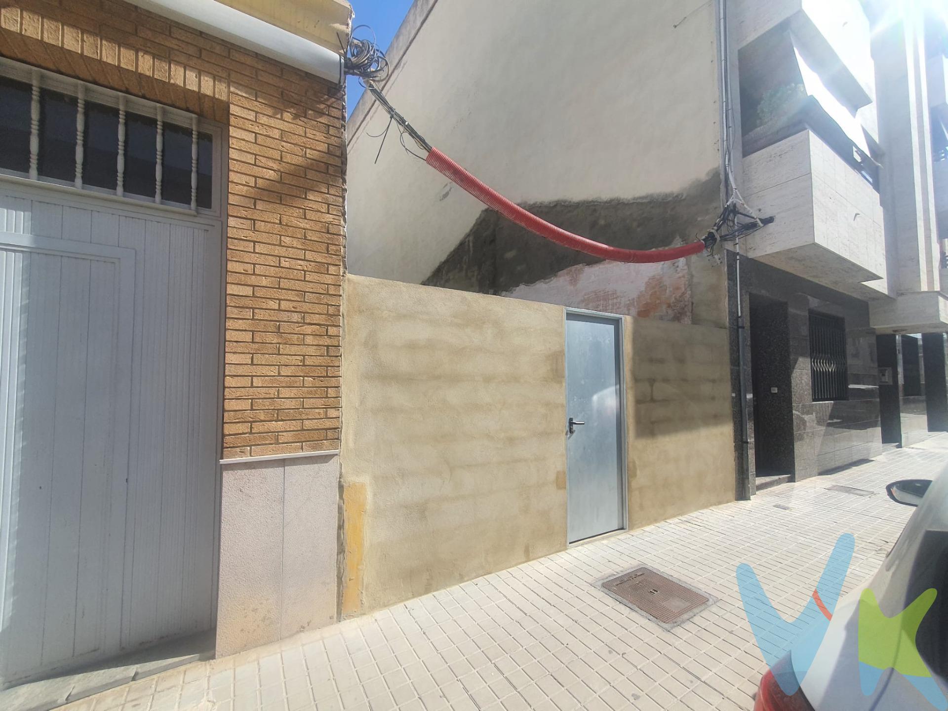 Tenemos el gusto de presentar este solar en la zona de Sedavi (Valencia). Un solar con una superficie de 93metros cuadrados, según normativa del Ayuntamiento de esta localidad se puede sacar 2 alturas mas abuhardillado . Una casa que podrás diseñar a tu gusto, el sueño de cualquiera.. Sedaví es una localidad pegada a la ciudad de Valencia, concretamente a unos 9km.  Muy cerca de la zona comercial de Alfafar MN4, Ikea, y todos las cadenas de restaurante mas de moda.  Con buena comunicación tanto como para vehículos, como transporte publico, autobuses, cercanías de Renfe. Este pueblo nos ofrece todos los servicios que cualquier otra barriada de la ciudad, centros medico, colegios, supermercados, gimnasios, escuelas infantiles. Pero con la suerte de no vivir en un lugar masificado y contar con la tranquilidad y buena vecindad que reina en estos lugares. . Deseas conocer mas información? No dejes escapar esta maravillosa oportunidad. Te estamos esperando!!!! . . ............................................................................. Por mandato expreso del propietario, comercializamos este inmueble en exclusiva, lo que le garantiza el acceso a toda la información, a un servicio de calidad, un trato fácil, sencillo y sin interferencias de terceros. Por este motivo, se ruega no molestar al propietario, a los ocupantes de la propiedad o a los vecinos. Muchas gracias por su comprensión. Si usted es agente inmobiliario y tiene un cliente para este inmueble, llámenos: estaremos encantados de colaborar. 