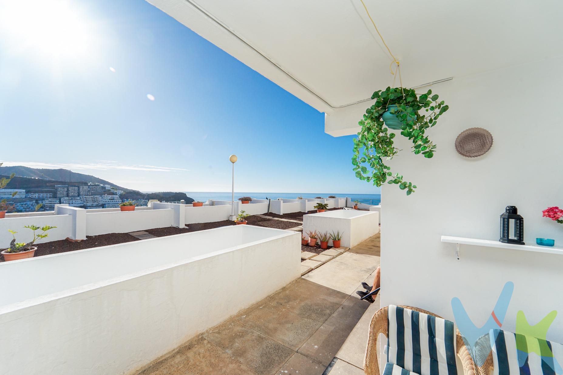 Aquí tenemos una oportunidad fantástica para adquirir un estudio bien cuidado en un complejo popular en Puerto Rico, Gran Canaria. El apartamento está situado en una zona tranquila y apacible con unas impresionantes vistas al mar y disfruta de sol por la mañana, lo que lo hace aún más acogedor y luminoso. Se vende amueblado, lo que lo hace listo para que su nuevo propietario se instale de inmediato. Este estudio no forma parte de ninguna actividad de alquiler, lo que te permitirá disfrutar de tu vivienda con total tranquilidad.  . El complejo ofrece una gran piscina comunitaria, perfecta para relajarse y refrescarse durante los días cálidos. Además, se organizan regularmente actividades sociales como minigolf, torneos de billar y quiz, facilitando el contacto con los vecinos y creando un ambiente de comunidad. Para mayor confort, el estudio está equipado con un moderno ventilador de techo silencioso con luz integrada, instalado en 2024, y también incluye un aire acondicionado portátil. La cuota mensual incluye agua y electricidad, lo que simplifica aún más el día a día.  . Puerto Rico es conocido por su clima agradable durante todo el año y su encantadora atmósfera. Aquí encontrarás una amplia variedad de restaurantes, bares y opciones de compras, así como hermosas playas y rutas de senderismo en las cercanías. La zona es ideal para quienes buscan una combinación de relajación y actividad. ¡Te invitamos a descubrir un lugar donde el sol y el mar se encuentran con un ambiente vibrante y acogedor!  . ### Distribución. Baño, salón-comedor-dormitorio, oficina, pasillo y terraza exterior.  . ### Aviso Legal. El plano publicado debe considerarse como un boceto orientativo, no como una representación exacta de la realidad física de la propiedad, y puede haber inexactitudes en el diseño del plano y en las medidas.  . El precio no incluye impuestos ni gastos de compraventa. Los principales son: Impuesto de Transmisiones Patrimoniales (6,5%), así como los gastos de notaría, registro de la propiedad y gestoría. Generalmente, se debe calcular entre un 8-10% del precio, aunque proporcionaremos una estimación detallada para cada propiedad específica que te interese.  . Esta propiedad pertenece a un complejo turístico sujeto a la legislación turística vigente y gestionado por una empresa operativa. Puede haber unidades destinadas no al uso turístico, sino a las vacaciones de los propietarios o a otros usos domésticos. Sin embargo, debe entenderse que solo pueden alquilarse a través de la mencionada empresa operativa, y no se recomienda hacerlo mediante otras formas de alquiler.