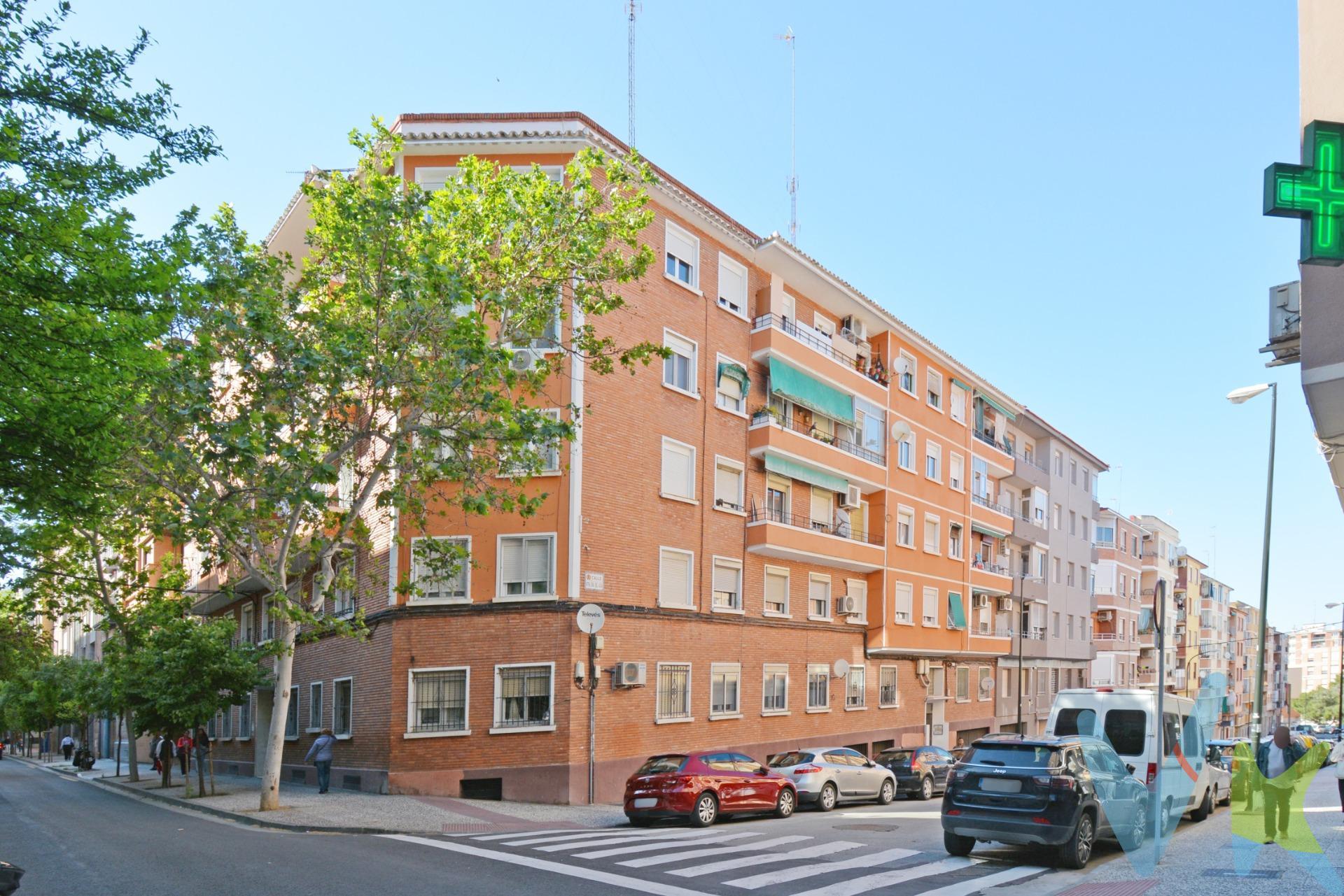 OCASIÓN PARA ENTRAR A VIVIR EN SAN JOSE - C/ NTRA. SRA. DEL AGUA. Piso de 40 m² útiles, distribuidos en 2 dormitorios, salón, cocina independiente y baño. Buen estado de conservación. Suelos de gres, ventanas de aluminio climalit y puertas de madera. Puerta de entrada blindada. . La calefacción es eléctrica y el agua caliente funciona por termo eléctrico. Es una tercera planta, luminosa y cuenta con ascensor. . Junto a calle Lapuyade, cerca zonas verdes e infantiles como el Parque Pignatelli y al Parque de La Memoria ,colegios, institutos, y a un paso de Pº Cuellar y Avd. San José, con diversas líneas de autobús. . No te pierdas nuestro reportaje fotográfico y el tour 360º que tenemos preparado para ti. ¡¡¡ NO DEJES PASAR ESTA OPORTUNIDAD, TE ENCANTARÁ !!!. Y SI QUIERES ASESORAMIENTO FINANCIERO SIN COMPROMISO, CONSULTA CON NOSOTROS. BUSCAMOS SOLUCIONES🏡,. ENCONTRAMOS HOGARES💙. 