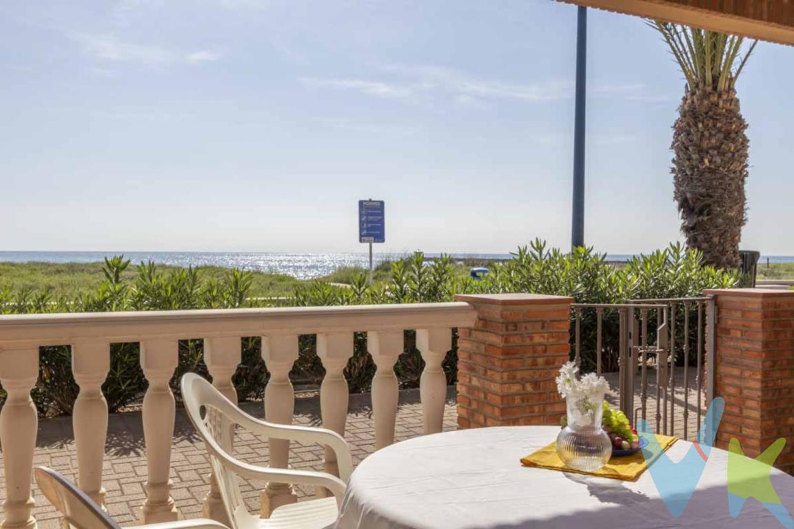 Cuantas veces soñaste con dormir escuchando las olas del mar? ..Pues ya tienes la casa de tus sueños, pero hecha realidad, delante del mar , en la playa de Puzol , una zona muy tranquila también en verano , cerca del pueblo , y con unas increíbles vistas al mar , imagínate en esa terraza con la brisa del mar, disfrutando de un desayuno para comenzar el dia ...La vivienda está en construida en una sola planta , con salida a las dos calles , delante el mar , el paseo con varias zonas de restaurantes, cafeterías y heladerías y detrás a la calle , en la misma puerta trasera tienes la parada del autobús del pueblo., ..La vivienda se distribuye de la siguiente manera:..En la parte trasera , el amplio garaje con capacidad para dos coches , una zona de almacenaje, y se habilito un cerramiento para disfrutar también en invierno , a continuación tenemos un gran y luminoso patio , con barbacoa y lavadero. Las escaleras acceden a la planta solárium , en la que también tenemos un cuarto trastero . ..Entrando en la vivienda , encontramos dos cuartos de baño uno con bañera y otro con ducha , una amplia cocina abierta , con luz natural , gracias a la claraboya del techo , comedor con chimenea ,y 3 habitaciones. ..Y salimos a la terraza que mira al mar ,.. COMO GUINDA DE LA CASA. ..La mejor situación de la playa de Puzol , ven a ver esta vivienda y conoce esta playa .será TU sueño hecho realidad!!!!.