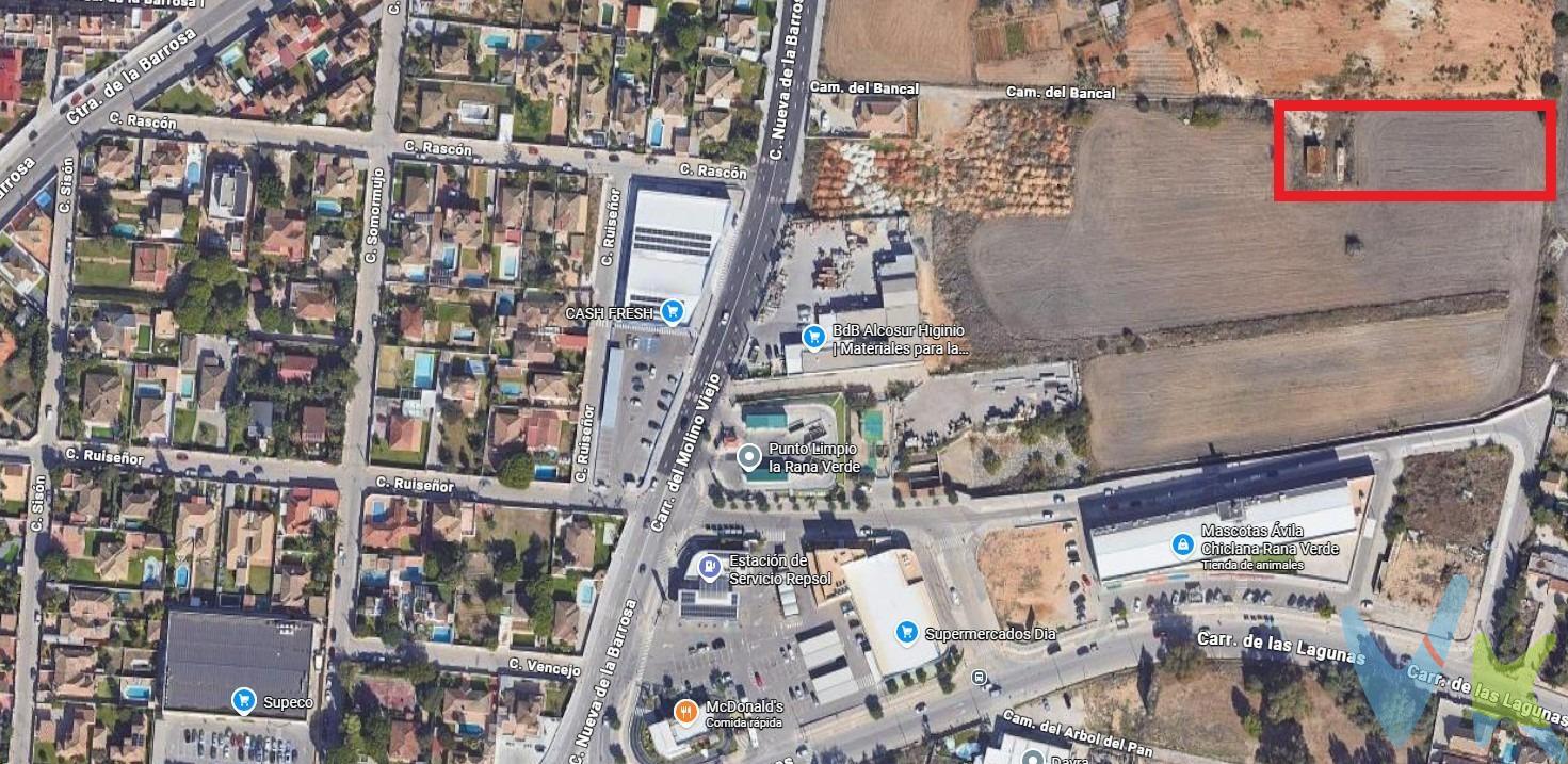 Magnífica oportunidad para quienes buscan un entorno tranquilo y natural. Se ofrece parcela segregada de 3.438 m², situada en el Camino del Bancal, zona Carretera del Molino Viejo, una ubicación bien comunicada y de fácil acceso desde el núcleo urbano de Chiclana de la Frontera. En el interior de la finca se encuentra un almacén de 51 m², ideal como espacio de almacenamiento, taller o punto de apoyo para labores agrícolas o de mantenimiento. Actualmente, la parcela no dispone de cerramiento perimetral, ni acometidas de agua o electricidad, ofreciendo así la libertad de diseñar y acondicionar el terreno según las necesidades del comprador. 📍 Características principales. •	Superficie total: 3.438 m². •	Construcción existente: almacén de 51 m². •	Terreno segregado y con acceso rodado. •	Entorno tranquilo, natural y bien comunicado. •	Ideal para uso agrícola, recreativo o de ocio. 🧾 Información urbanística. •	Clasificación del suelo: Rústico. •	Sanciones urbanísticas: Ninguna. •	Afecciones: No está afectada por zonas inundables ni áreas protegidas. ________________________________________. 🌞 Una excelente opción para quienes buscan invertir en suelo rústico con proyección, en un entorno de calma y naturaleza, cerca del centro urbano y con múltiples posibilidades de uso. 