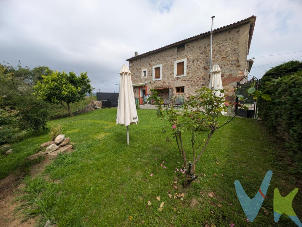 Casa rural con encanto en Ampuero  Naturaleza y confort cerca del marTe presentamos esta singular casa rural con licencia turística, ubicada en plena Sierra de Breñas, a tan solo 3 minutos de Ampuero y 15 minutos de las playas de Laredo. Su enclave permite disfrutar de la tranquilidad del entorno natural con la comodidad de tener cerca localidades turísticas como Santoña o el Santuario de la Bien Aparecida. Bilbao y Santander se encuentran a menos de una hora.La vivienda destaca por sus amplios espacios, luminosidad y carácter tradicional, siendo ideal tanto para uso familiar como para inversión turística.Distribución de la casa:En el exterior, la propiedad cuenta con una construcción independiente de 35 m² (ideal como garaje, taller, gimnasio o zona de juegos) y un cuidado jardín de 400 m², donde disfrutar del aire libre en un entorno natural incomparable.Un lugar perfecto para quienes buscan paz, naturaleza, rutas de senderismo, espeleología o simplemente relajarse a pocos minutos del mar.Segunda planta: Espacio diáfano bajo cubierta, perfecto como área de ocio o almacenaje.Primera planta: Seis habitaciones luminosas, cuarto de baño completo, zona de lavandería con electrodomésticos y terraza con bonitas vistas.Planta baja: Gran salón con estufa de leña, cocina-comedor equipada con chapa y acceso directo al jardín, baño completo y despensa bajo la escalera.Honorarios a cargo del comprador: 1 % sobre el precio de venta impuestos no incluidos