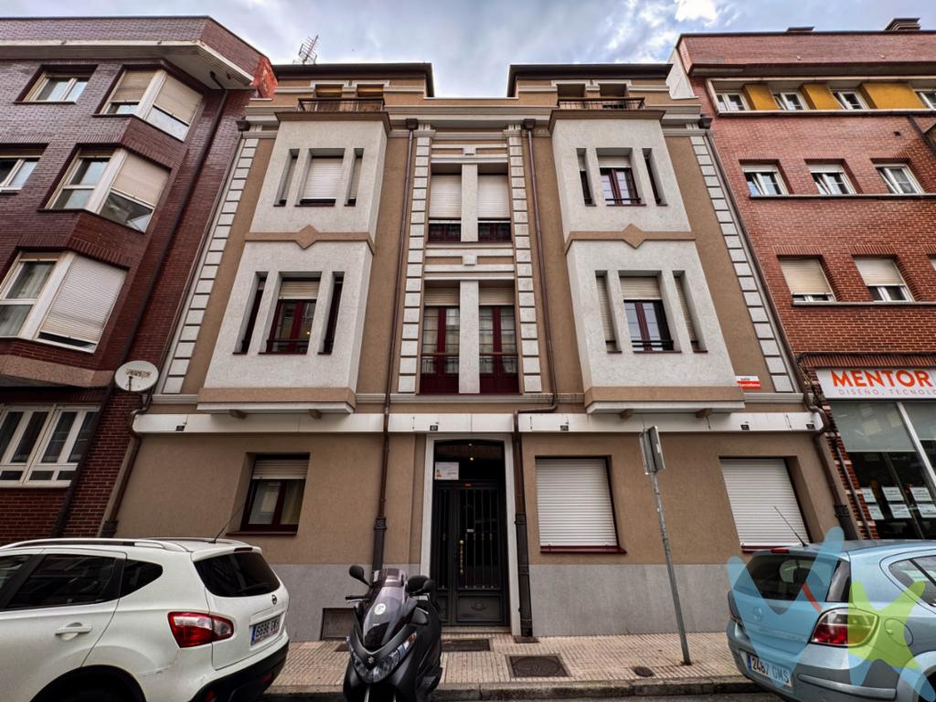 Te presentamos este encantador piso ubicado en un edificio de 1915, cuya fachada ha sido recientemente rehabilitada, combinando el encanto clásico con la modernidad. Situado en una primera planta sin ascensor, este hogar destaca por sus techos altos que aportan una sensación de amplitud y luminosidad.El piso esta distribuido en un acogedor salón comedor orientado al oeste, ideal para disfrutar de la luz natural durante la tarde. Cuenta con dos habitaciones de buen tamaño, este espacio es perfecto para familias o como inversión. La habitación principal incluye un práctico vestidor, ofreciendo un toque de comodidad y estilo.El baño completo está equipado con un plato de ducha y dos lavamanos, proporcionando funcionalidad y confort. La cocina moderna, completamente equipada con electrodomésticos de calidad, es el lugar perfecto para dar rienda suelta a tu creatividad culinaria.Cuenta con todos los servicios muy cerca: supermercados, farmacias, cafeterías, restaurantes y colegios; asi como muy bien comunicado con el transporte público de la ciudad.No pierdas la oportunidad de vivir en un entorno que combina historia y modernidad. ¡Ven a visitarlo y descubre tu Nuevo hogar!En el precio final no está incluido el Impuesto de Transmisiones Patrimoniales, ni los Gastos de Notaría y Registro. 