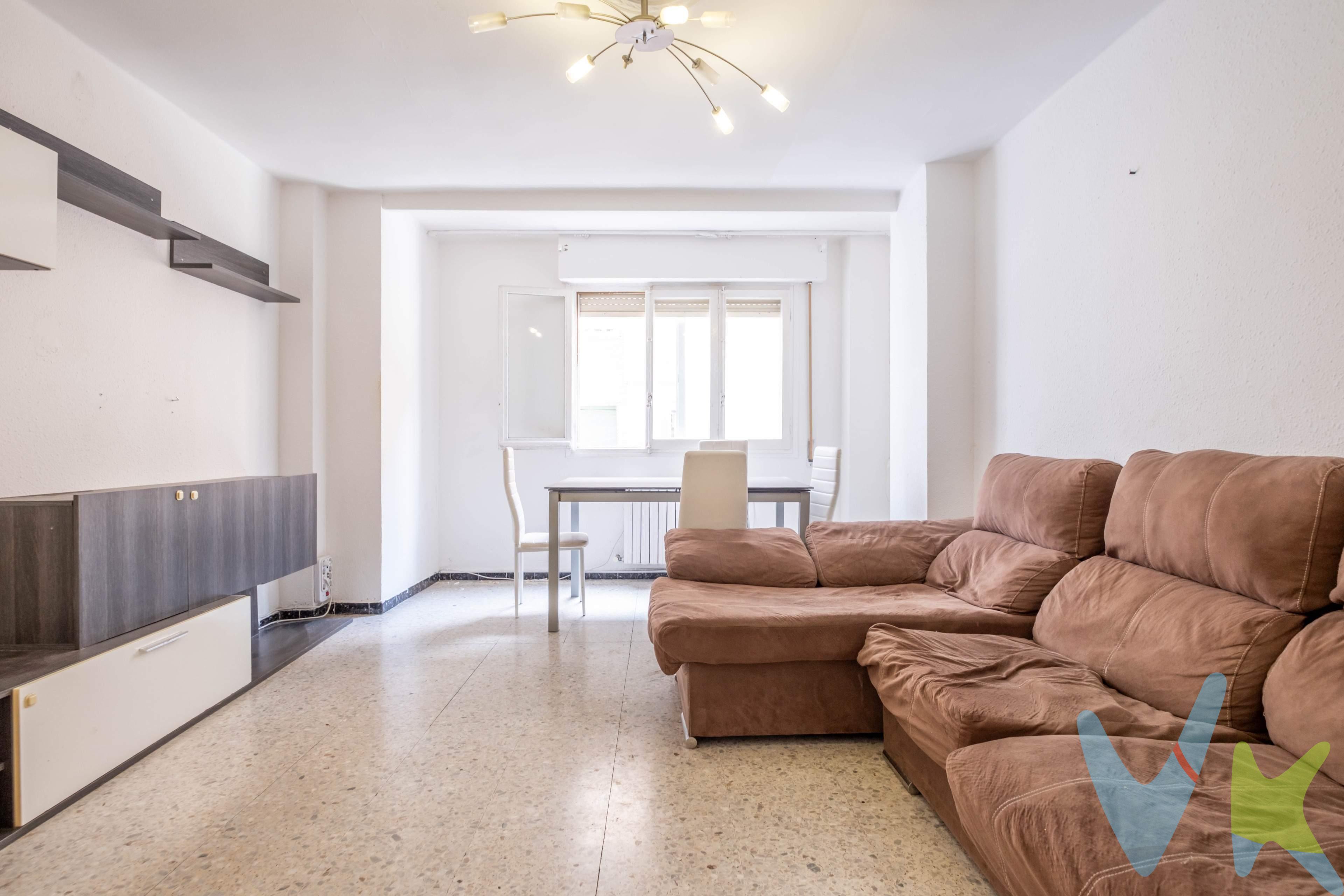 En la calle Pano y Ruata, a un paso de Sobrarbe y del agradable paseo junto al Ebro, se encuentra esta vivienda con todas las posibilidades para transformarse en el hogar que imaginas. Ubicada en un edificio con el portal reformado y ascensor a cota cero, esta vivienda interior da a un amplio patio de manzanas, lo que le proporciona una gran luminosidad y absoluta tranquilidad. • 3 dormitorios bien proporcionados. • 1 baño. • Cocina independiente con salida a una terraza amplia, perfecta como espacio de desahogo, zona de lavado o rincón verde. • Necesita actualización, lo que te permite reformarla a tu gusto. Un piso con base sólida, excelente ubicación y muchas posibilidades: ya sea para crear tu refugio urbano o para invertir con visión y rentabilizar por alquiler. Tú eliges cómo vivirlo. Nosotros te lo enseñamos. _____________________________________. ℹ️ En el precio publicado de venta NO están incluidos los honorarios de agencia por el servicio de gestión, asesoramiento y formalización del proceso de compra que será facturado al comprador. Tampoco incluye los impuestos y gastos legalmente establecidos y derivados de la transmisión e inscripción, en su caso. 