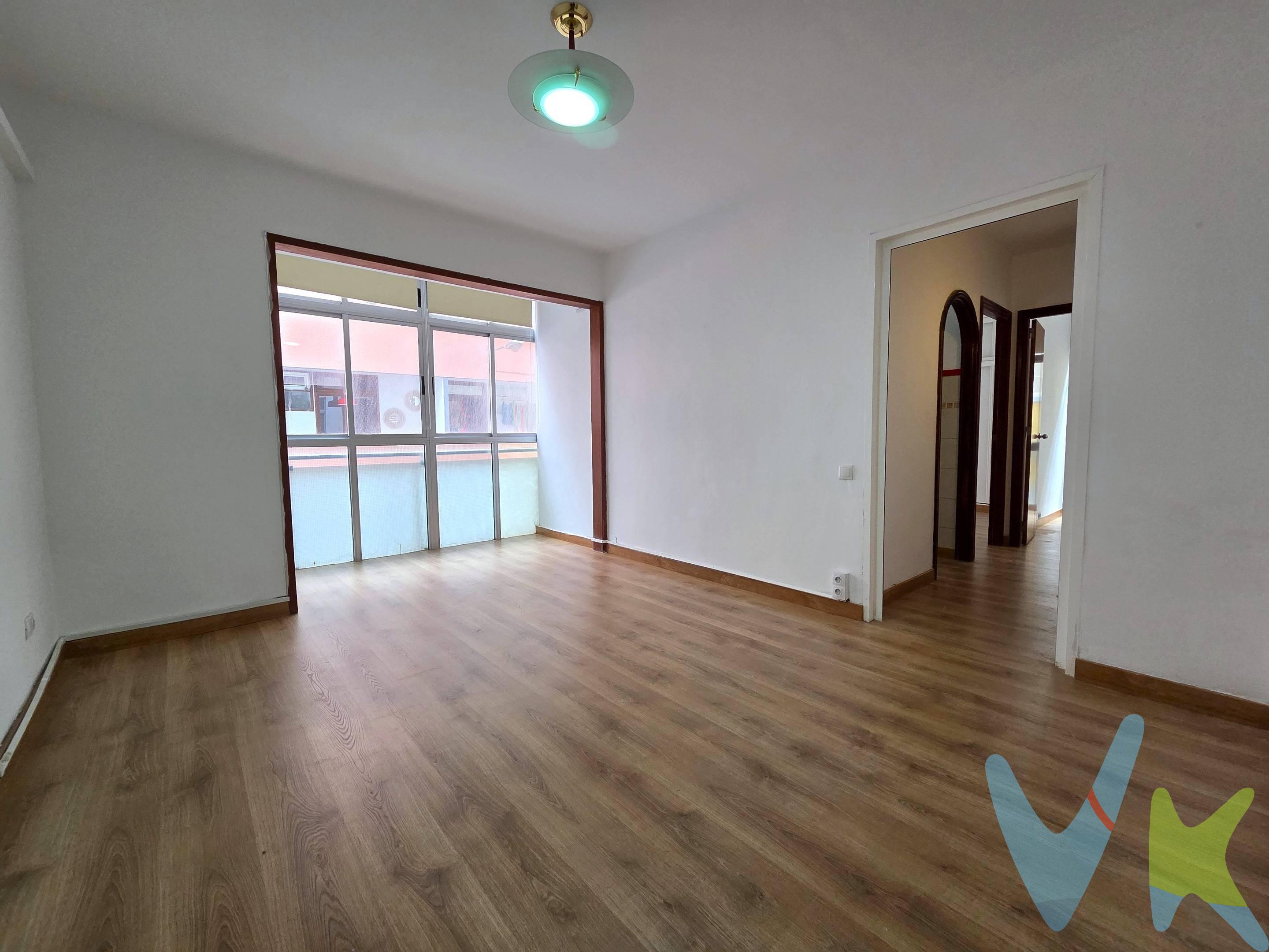 ¡Oportunidad única a pocos metros de la emblemática Playa de Las Canteras, reconocida como una de las mejores playas urbanas del mundo!. La vivienda dispone de 69 m² distribuidos en dos dormitorios con armarios empotrados, luminoso salón con orientación exterior, cocina independiente y baño con plato de ducha. Al estar situada en esquina, la propiedad goza de una excelente luminosidad y ventilación natural. Además, el suelo ha sido reformado recientemente, lo que aporta un toque moderno y acogedor. El edificio cuenta con dos ascensores, cámaras de seguridad y portero automático con código, lo que garantiza comodidad y tranquilidad. El inmueble está ubicado en una zona privilegiada, en una de las mejores zona de Las Palmas de Gran Canaria, a pocos metros de la Playa de las Canteras, del Parque Santa Catalina y a pocos minutos de la zona comercial de Mesa y López, principal arteria comercial de Las Palmas de Gran Canaria. Dispone de todos los servicios necesarios a su alcance como restaurantes, farmacia, supermercados, playa, mercado, restaurantes, colegios, centro comercial, paradas de guagua, parques y mucho más. Sin lugar a dudas, esta propiedad representa una opción segura para aquellos que buscan lo mejor en una de las zonas más cotizadas de la ciudad de Las Palmas de Gran Canaria. ¡APROVECHE ESTA OPORTUNIDAD PARA ADQUIRIR ESTA VIVIENDA TAN CERQUITA DEL MAR! ¡MUY INTERESANTE TAMBIÉN PARA INVERSORES!. Información: en el precio de venta no se incluyen gastos de notaría, registro e impuestos derivados de la misma. Los datos expuestos son meramente orientativos y se encuentran sujetos a errores u omisiones involuntarias. . 