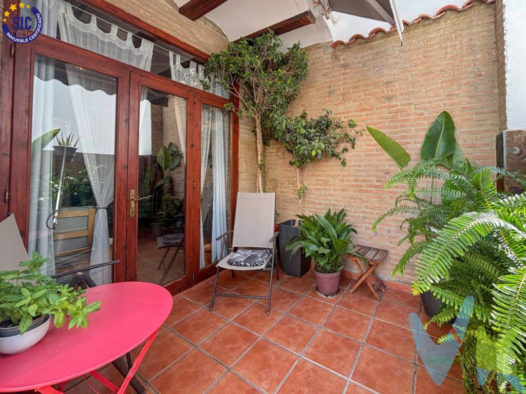 🏡 Encantadora vivienda reformada con terraza en El Botànic 🌿. Te presentamos esta preciosa vivienda en el corazón del carismático barrio de El Botànic. Con 89 m² construidos y una reforma integral de estilo contemporáneo, esta casa combina a la perfección el encanto de lo antiguo con las comodidades modernas ✨. 📍 Ubicada en una primera planta (sin ascensor) de una finca de principios del siglo XX, conserva techos altos y vigas de madera vistas que aportan calidez y carácter en cada estancia. 🛏️ 3 dormitorios (uno con aseo en suite). 🛁 1 baño completo adicional. 🛋️ Amplio salón-comedor con salida a una terraza privada 🌞. 🍳 Cocina independiente totalmente equipada. ✅ Ventanas Climalit. ✅ Aire acondicionado. ✅ Suelo de tarima flotante. ✅ Acabados de alta calidad. 🌟 Situada a un paso del Jardín Botánico, del centro histórico y rodeada de todos los servicios, esta propiedad es una joya en una de las zonas más auténticas de Valencia. 📌 Importante:. La oferta puede estar sujeta a cambios de precio o retirada sin previo aviso. La información es orientativa y no contractual. 💼 El precio no incluye honorarios de agencia, impuestos (IVA, ITP), ni gastos de notaría, registro o gestoría. 🔐 Inmueble en exclusiva, para garantizarte un trato profesional y personalizado. 🙏 Rogamos no molestar a propietarios, ocupantes o vecinos. 📲 ¿Tienes dudas?  Contáctanos, estaremos encantados de ayudarte  ¿eres agente con cliente interesado? Llámanos, estaremos encantados de colaborar contigo 😊. 