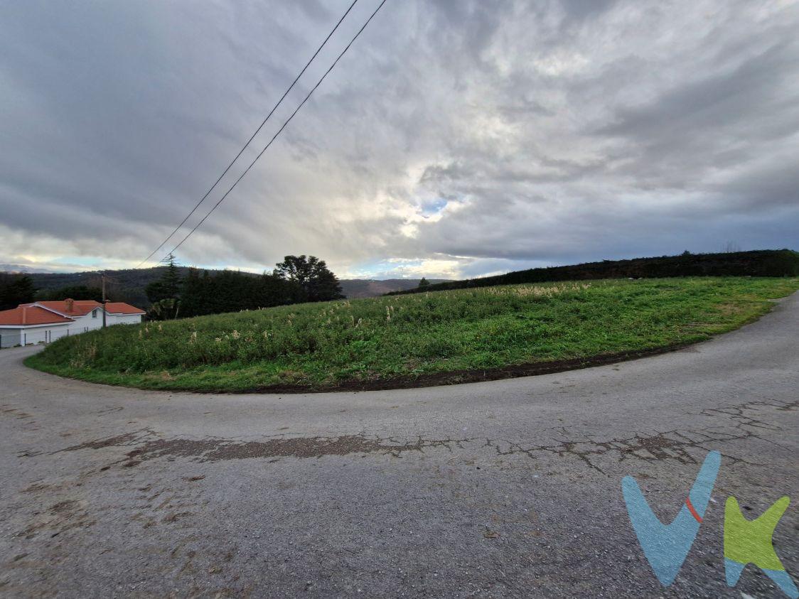 Finca rústica en Oruña de Piélagos. Excepcional finca rústica de 4.181 m² situada en el enclave estratégico de Sierra Cumbreo, en el codiciado pueblo de Oruña de Piélagos. Ubicación Estratégica y Conectividad Imbatible. Esta propiedad destaca por una localización privilegiada que garantiza rapidez en todos sus desplazamientos:. •	Acceso Inmediato: La finca está rodeada por caminos en sus vientos Norte, Sur y Este, lo que facilita una entrada cómoda y directa. •	A un paso de la Autovía: Situada a escasos minutos de los principales ejes de comunicación de la región (A-67), permitiendo una conexión rápida con Santander y los principales centros de servicios. •	Cerca de la Costa: Disfrute de la proximidad a las espectaculares playas del Parque Natural de las Dunas de Liencres y la costa central de Cantabria. •	Entorno Residencial: Ubicada muy cerca de núcleos consolidados como el Barrio Llejo, combinando la tranquilidad de una zona de prados con la seguridad de tener vecinos y servicios a la mano. Potencial y Posibilidades (Ley LOTUCA). Gracias a la vigente Ley de Cantabria 5/2022 (LOTUCA), esta finca en suelo rústico de protección ordinaria ofrece interesantes posibilidades para aquellos que buscan un proyecto de vida o inversión:. •	Vivienda Unifamiliar: Posibilidad de autorizar, con carácter excepcional, la construcción de una vivienda unifamiliar aislada siempre que la mayor parte de la superficie se encuentre a un máximo de 200 metros de suelo urbano. •	Superficie Generosa: Con más de 4.100 $m^2$ , la parcela supera ampliamente el mínimo de 1.500 $m^2$ exigido por la ley para este tipo de actuaciones. •	Sostenibilidad y Diseño: La normativa actual fomenta construcciones en armonía con el paisaje, de consumo casi nulo y con materiales acordes a la tradición de la zona. Datos de Interés:. •	Superficie: 4.181 m² según catastro (4.425 m² según registro). •	Uso: Agrario (Prado-Labor). •	Estado: Libre de cargas y con participación del 100% de la propiedad. •	Referencia Catastral: 39052A612000150000WD. Una finca ideal para quienes no quieren renunciar a nada: la amplitud del campo, la cercanía al mar y la rapidez de acceso a la ciudad. 