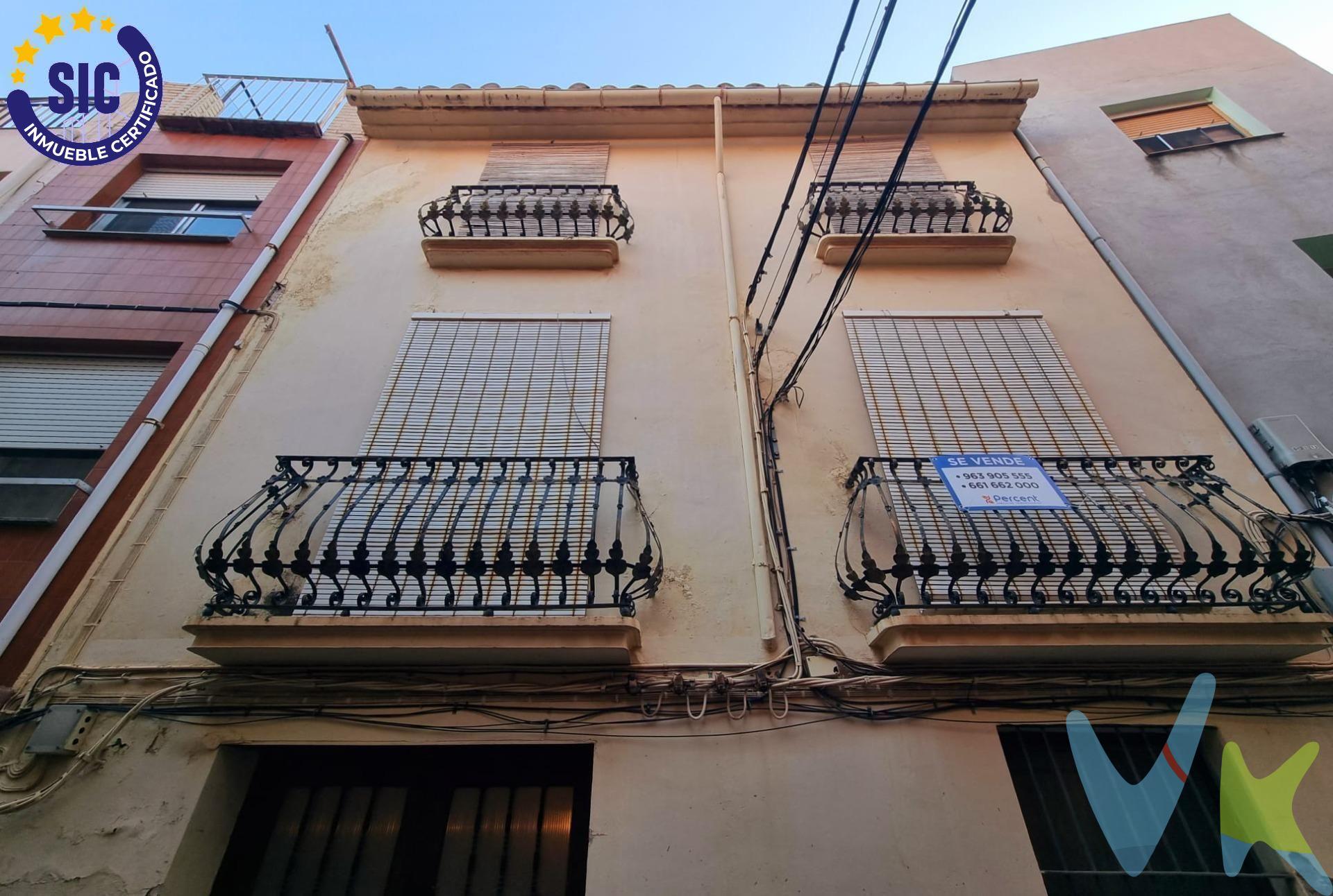 CASA DE PUEBLO PARA REFORMAR EN EL CENTRO DE L'ALCORA (CASTELLÓN). ¿Buscas una vivienda con historia, encanto y gran potencial? Te presentamos esta amplia casa de pueblo de 330 m², situada en pleno casco histórico de L’Alcora, a pocos metros de la Iglesia de Nuestra Señora de la Asunción y junto al muro musulmán, visible desde la parte trasera de la vivienda. Construida en 1904, esta propiedad conserva elementos arquitectónicos originales como su chapado de época, vigas de madera en perfecto estado, rejas, barandilla de escalera y puertas originales, ofreciendo una base ideal para una rehabilitación con carácter y personalidad. Características principales. - 330 m² distribuidos en 3 plantas, sótano y terraza. - Posibilidad de garaje en la entrada. - Amplios espacios y múltiples estancias:. Planta baja: 3 habitaciones, baño, cocina y salón con chimenea. Primera planta: 3 habitaciones, baño, cocina y salón. Segunda planta: 1 habitación, buhardilla y terraza con impresionantes vistas al pueblo y la montaña. - Balcón en varias habitaciones. - Primera planta en mejor estado, ya rehabilitada en los últimos años. - Oportunidad única para adaptar la casa a tu gusto. Aspectos a considerar: . -Algunas paredes y el techo de la última planta presentan humedades, propias de una construcción centenaria que requiere rehabilitación. -Ideal para quienes buscan un proyecto de restauración con personalidad en una ubicación privilegiada. . Ubicación inmejorable. L’Alcora, una localidad con tradición, cultura y encanto medieval, es el lugar perfecto para quienes buscan tranquilidad sin renunciar a la cercanía de Castellón. . ¡No dejes escapar esta oportunidad única!. Contáctanos para más información o para concertar una visita. Gastos de compraventa y honorarios de agencia no incluidos en el precio. 