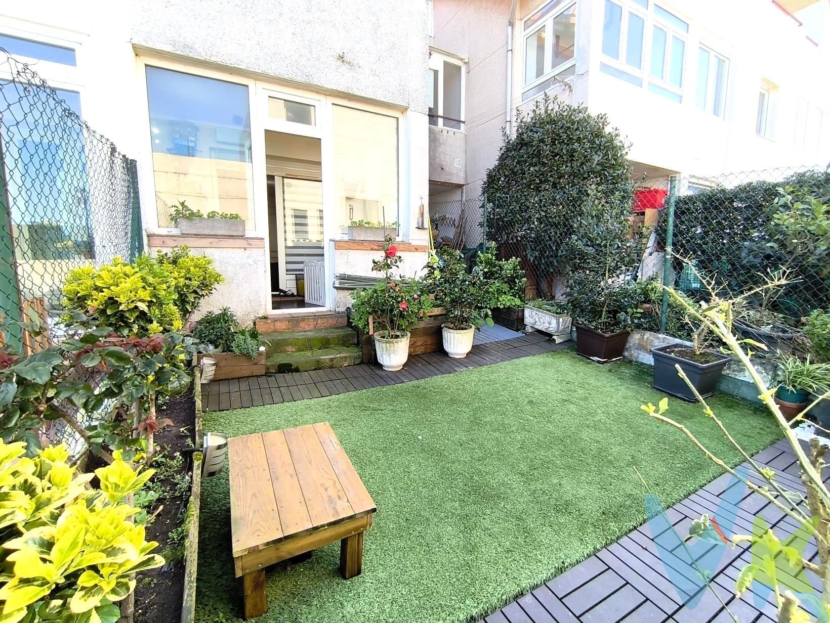 Descubre este magnífico piso con jardin ubicado en la tranquila  localidad de Mogro, a escasos metros de la playa Usil. Esta propiedad destaca por sus tres habitaciones . Rodeado de un entorno natural, el inmueble ofrece vistas espectaculares al paisaje circundante, creando una atmósfera serena ideal para relajarse después del día. Además cuenta con  el  jardín privado de 21m donde podrás disfrutar momentos agradables al aire libre o simplemente contemplar las bellezas naturales que lo rodean. Sus metros reales son 77 m² por varias mejoras realizadas en la vivienda. El edificio también incluye plaza de garaje y amplio trastero de 8m , ofreciendo así soluciones prácticas para almacenamiento adicional y comodidad diaria sin preocupaciones sobre aparcamiento. La ubicación es perfecta; combina tranquilidad con proximidad a los servicios locales esenciales, permitiendo vivir a escasos metros la playa, pero alejado del bullicio urbano. Si buscas una vivienda espaciosa e iluminada en un ambiente plácido junto al mar Cantábrico esta es tu oportunidad. Los Impuestos, gastos de notaria y registro no están incluidos en el precio.