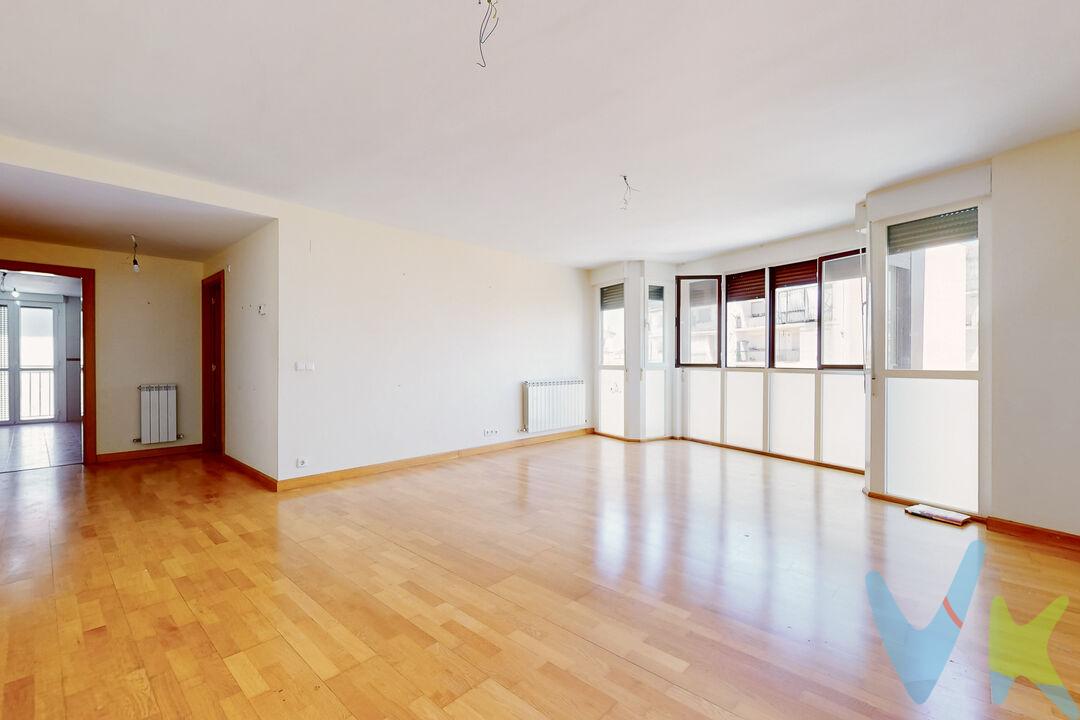 










Se vende fantástica vivienda en Tafalla en muy buen estado de conservación, ideal para quienes buscan amplitud, comodidad y luz natural. La distribución es muy funcional, con un amplio salón-comedor que recibe abundante luz, dos dormitorios de generosas dimensiones, cocina independiente con acceso a balcón, un baño completo y un aseo, ofreciendo un espacio cómodo para el día a día.
La vivienda destaca por sus estancias amplias, su excelente estado y su luminosidad, creando un ambiente acogedor y confortable. Además, el edificio dispone de ascensor, aportando un extra de comodidad.
Una excelente oportunidad tanto para vivir como para invertir, en una vivienda lista para entrar a disfrutar desde el primer día.
Características principales:

2 dormitorios amplios.
Salón-comedor muy luminoso.
Cocina independiente con balcón.
1 baño completo y 1 aseo.
Vivienda en muy buen estado.
Edificio con ascensor.
Distribución cómoda y funcional

INFORMACIÓN LEGAL
▪ Información meramente orientativa, sin carácter contractual.▪ Superficies y características aproximadas, con finalidad descriptiva.▪ En el precio de venta están incluidos los honorarios de la agencia inmobiliaria, que serán asumidos por la parte vendedora.▪ El precio indicado no incluye los gastos e impuestos derivados de la compraventa a cargo del comprador (Notaría, Registro de la Propiedad, I.T.P., A.J.D. o I.V.A., según corresponda), ni otros posibles gastos asociados.▪ El inmueble se transmite sin mobiliario ni otros enseres, salvo que se indique expresamente lo contrario.
A modo orientativo en Navarra:
▪ Notaría y Registro: 1%–1,5%.▪ ITP: tipo general 6% (con posibles bonificaciones).▪ AJD: aprox. 0,5%–1%.










