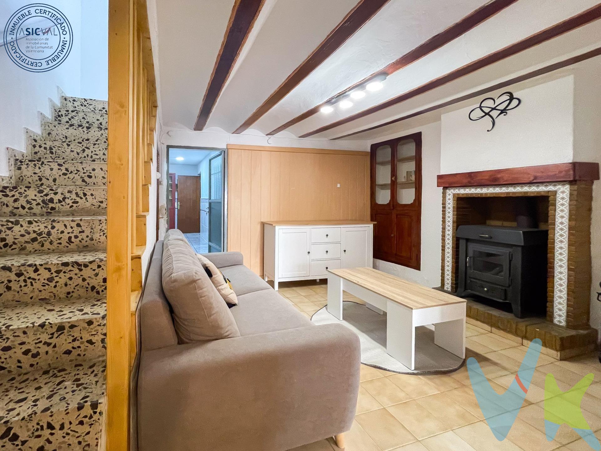 ¿Buscas una casita para tus fines de semana rodeado de naturaleza y campo?. ¡Tenemos lo que buscas! En Casas de Utiel, Utiel te espera esta casa de pueblo de 108 metros cuadrados, dividida en de dos plantas y con una terraza con barbacoa. La vivienda consta de planta inferior a pie de calle distribuida en entrada, salón comedor con chimenea de leña de hierro fundido, para pasar mejor los inviernos el comedor consta de una alacena de madrea antigua y bigas de madera en el techo, todo muy acogedor, habitación doble en la misma planta, cocina abierta reformada estilo moderno y un cuarto de baño con plato de ducha, todas las comodidades en una sola planta. En planta superior subiendo por la escalera, encontramos dos habitaciones gemelares simples con ventanas a fachada principal un distribuidor con armarios empotrado y una terraza con una gran barbacoa para que disfrutes de carnes a la braza o la paella de los domingos. Si eres cazador, amante de la naturaleza o simplemente quieres un rincón para perderte y tener paz, esta vivienda te interesa tanto por su precio como por su localización. La descripción del presente inmueble e imágenes tienen mero carácter informativo y en ningún caso carácter contractual, pudiendo ser modificados por la inmobiliaria comercializadora sin que ello implique responsabilidad alguna frente a terceros. En el precio de venta a público, esta propiedad NO incluye los gastos de adquisición (Notario, registro, gestión, honorarios, etc…). 