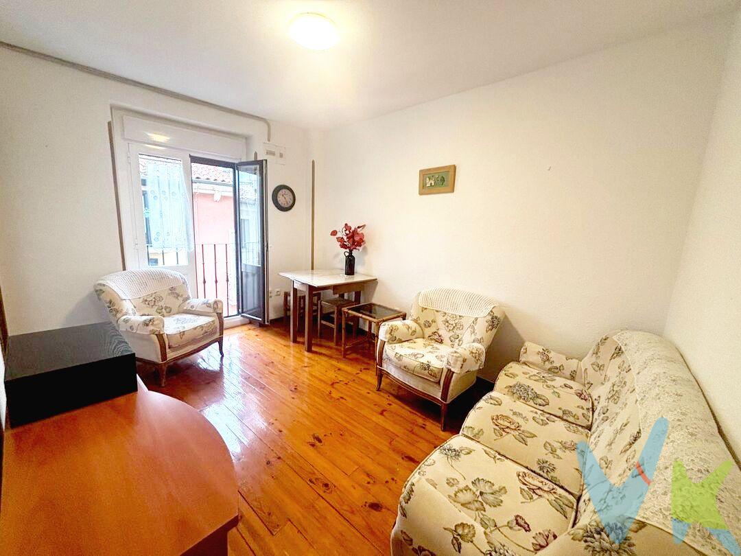 Se vende acogedor y muy luminoso piso  ubicado en pleno centro de Pamplona - Iruña .  Sexta planta sin ascensor. Una ubicación inmejorable con todos los servicios, comercios y transporte público al alcance de la mano.
La vivienda destaca por su excelente entrada de luz natural y su distribución funcional: salón-comedor con salida a balcón, 1 dormitorio, cocina equipada y baño con plato de ducha.
Una oportunidad ideal tanto como primera vivienda como para inversión céntrica y rentable.
INFORMACIÓN LEGAL
▪ Información meramente orientativa, sin carácter contractual.▪ Superficies y características aproximadas, con finalidad descriptiva.▪ En el precio de venta están incluidos los honorarios de la agencia inmobiliaria, que serán asumidos por la parte vendedora.▪ El precio indicado no incluye los gastos e impuestos derivados de la compraventa a cargo del comprador (Notaría, Registro de la Propiedad, I.T.P., A.J.D. o I.V.A., según corresponda), ni otros posibles gastos asociados.▪ El inmueble se transmite sin mobiliario ni otros enseres, salvo que se indique expresamente lo contrario.
A modo orientativo en Navarra:
▪ Notaría y Registro: 1%–1,5%.▪ ITP: tipo general 6% (con posibles bonificaciones).▪ AJD: aprox. 0,5%–1%.