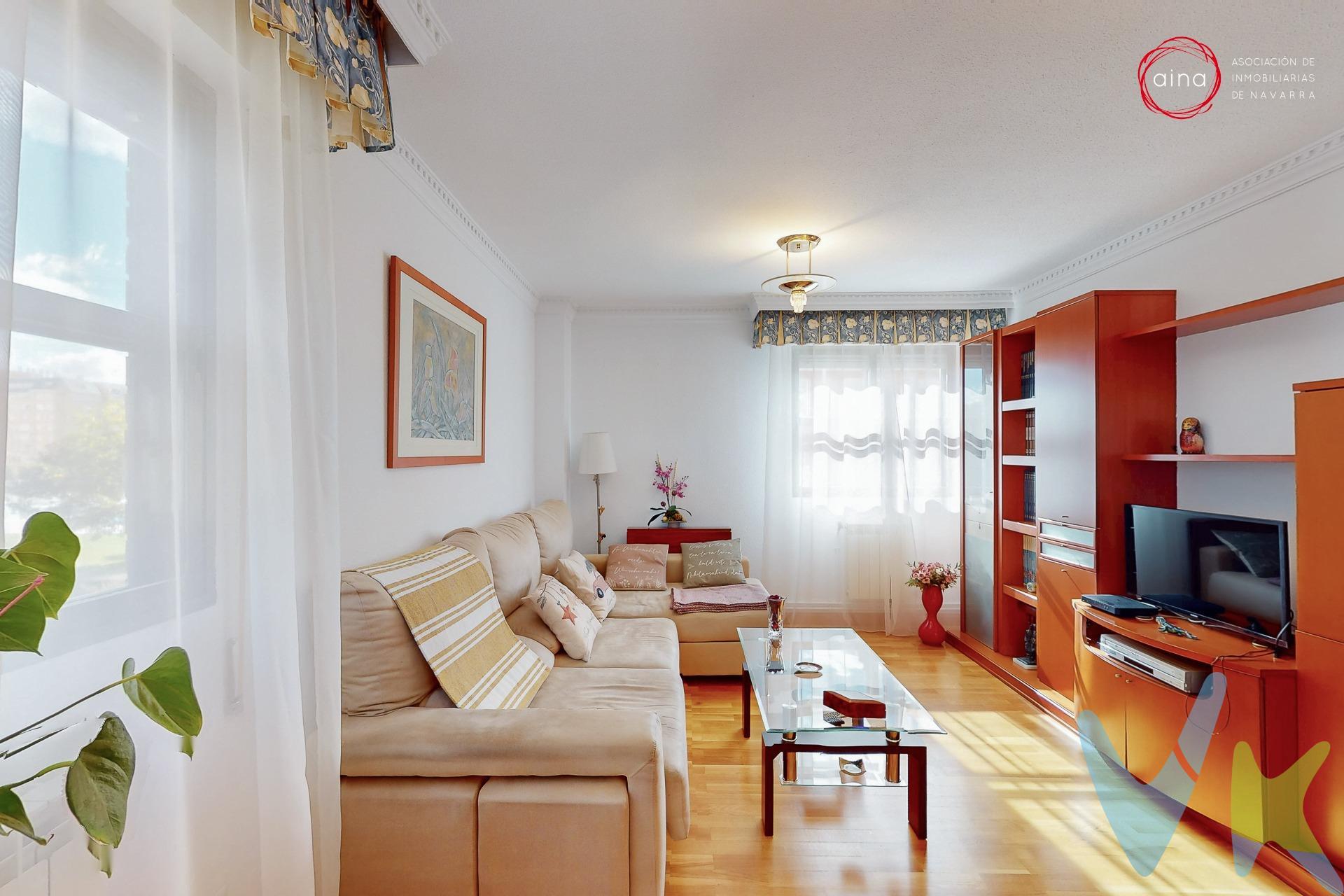 ¡VENTA! Se vende magnífica vivienda en muy buen estado en Zizur Mayor, en una de las zonas más demandadas de la urbanización, junto al Ayuntamiento y rodeada de todos los servicios necesarios para el día a día: supermercados, farmacia, tiendas, frutería, carnicería y mucho más, todo a un paso de casa. El piso cuenta con 98 m² útiles (104 m² construidos) y una distribución muy cómoda y luminosa gracias a su ubicación en esquina, en un bonito chaflán. Dispone de un amplio salón de casi 19 m² y un comedor independiente de 12,80 m², ideales para disfrutar en familia o con amigos. La cocina, de 5,90 m², incorpora una práctica despensa de 2,90 m² que aporta un gran desahogo al hogar. La zona de noche ofrece tres habitaciones bien proporcionadas (11,80 m², 10,25 m² y 10,20 m²), entre las que destaca el dormitorio principal con baño en suite equipado con plato de ducha. El piso cuenta además con un segundo baño completo con bañera, pensado para dar servicio al resto de estancias. Entre sus comodidades se incluyen la plaza de garaje, el portal con ascensor y la calefacción y agua caliente individual mediante caldera, que garantizan confort y eficiencia en el día a día. Se trata de una vivienda moderna, exclusiva y lista para entrar a vivir, perfecta para quienes buscan espacio, comodidad y la mejor ubicación dentro de Zizur Mayor. No dejes escapar esta oportunidad y ven a conocer tu próximo hogar. ¡Llámanos y agenda tu visita!. Los datos son meramente informativos y carecen de valor contractual. El precio indicado no incluye impuestos ni gastos de transmisión (ITP, notaría, registro, etc.).