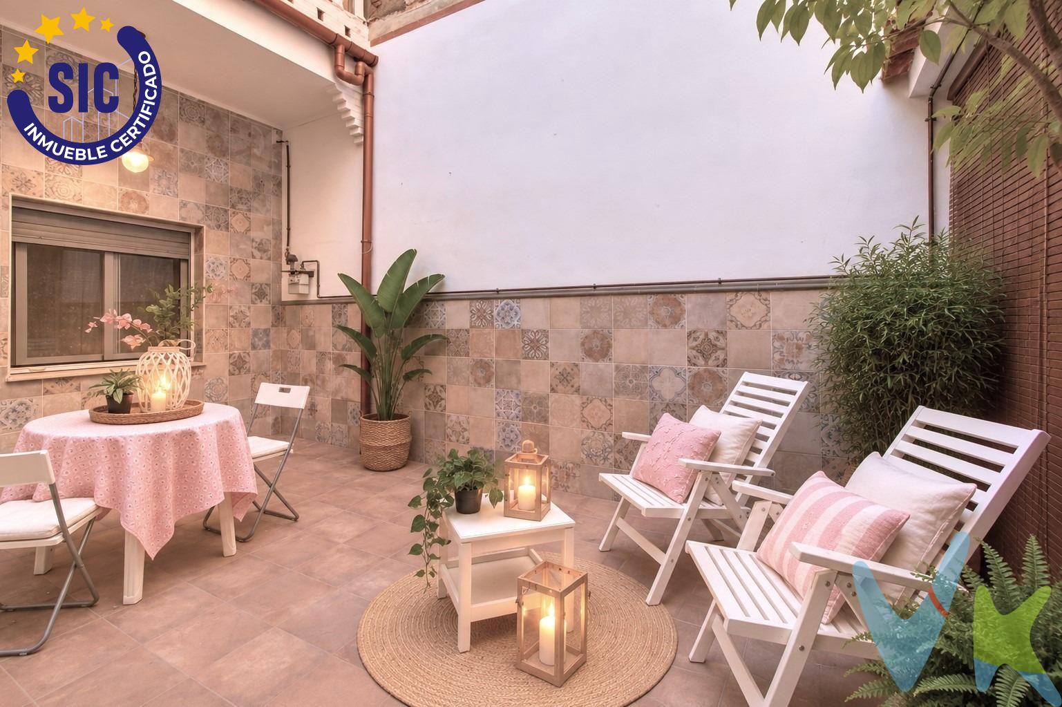 Puerto de Sagunto se ha convertido en uno de los destinos residenciales más demandados de la costa valenciana. Su magnífica playa, su ambiente mediterráneo y la comodidad de contar con todos los servicios hacen de esta localidad un lugar especialmente atractivo para vivir durante todo el año. En la zona del Mercado encontramos esta encantadora planta baja con orientación sur, una vivienda reformada y decorada con un gusto exquisito, donde cada estancia transmite calidez, armonía y personalidad. Su interior combina el encanto de los detalles clásicos con la frescura de una decoración actual. Los tonos suaves, la carpintería blanca, los suelos de aspecto madera y los delicados elementos decorativos crean una atmósfera acogedora que invita a sentirse en casa desde el primer momento. La vivienda dispone de tres dormitorios, un agradable salón-comedor y una cocina independiente que sorprende por su combinación de tonos turquesa, blanco y madera. El baño merece una mención especial, con sus originales revestimientos, ducha independiente y una preciosa bañera exenta que aporta un toque de elegancia y distinción. Pero si hay un espacio que marca la diferencia, es su maravilloso patio privado. Un auténtico desahogo al aire libre que invita a disfrutar de la vida sin prisas: desayunos tranquilos, sobremesas que se alargan, conversaciones bajo el cielo o simplemente el placer de tener un rincón propio donde desconectar del ritmo diario. Una casa que reúne ubicación, encanto y comodidad, con ese espacio exterior que tanto se valora y que convierte lo cotidiano en algo especial. Hay viviendas que gustan en fotografías, pero conquistan al visitarlas. Contacta con nosotros, concierta tu visita y descubre todo su encanto. Si lo necesitas, te ayudamos con la financiación. El precio del inmueble no incluye los honorarios de la agencia que ascienden al 3% del precio final del inmueble más IVA, ni los gastos de notaría y registro de la propiedad (que están sujetos a aranceles y varían dependiendo del precio de escrituración), ni los impuestos (que en la Comunitat Valenciana dependen del precio del inmueble y de las características personales del comprador). Para mayor seguridad en la compraventa, todas nuestras viviendas poseen FICHA DE CERTIFICACIÓN DE INMUEBLES registrada por la Asociación de Inmobiliarias de la Comunidad Valenciana ASICVAL. Antes de comprar o de entregar las arras, pida el Certificado de la vivienda para estar seguro y tranquilo sobre la situación legal, urbanística y de cargas de la misma. 