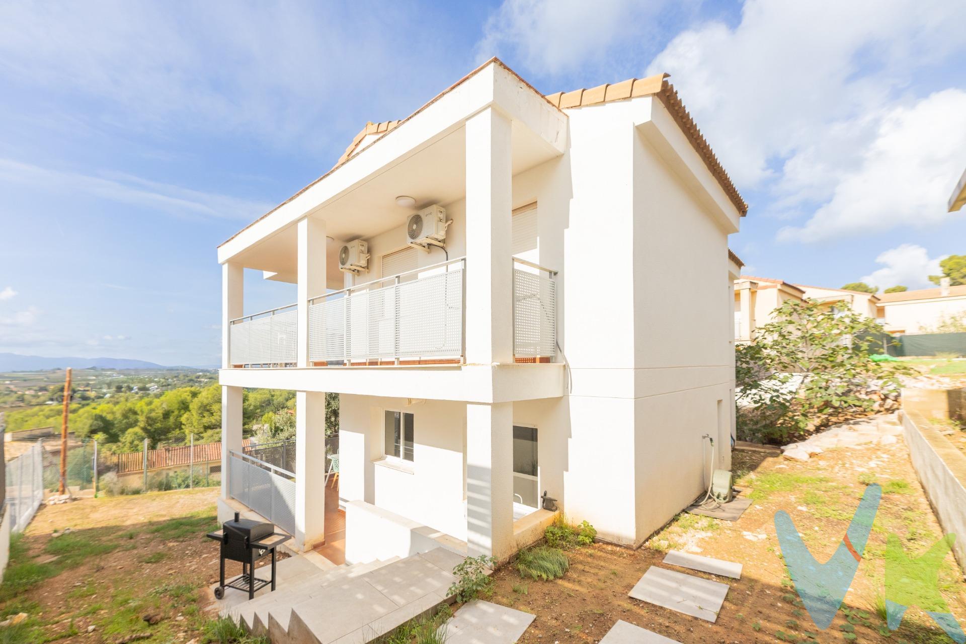 En la PRESTIGIOSA URBANIZACIÓN de Sierra Perenchiza, en Cumbres de Calicanto, se encuentra este magnífico chalet que combina LUJO, PRIVACIDAD y un ENTORNO NATURAL incomparable. Una propiedad diseñada para disfrutar de una CALIDAD DE VIDA excepcional, con estancias amplias y luminosas y una distribución pensada para el confort y la elegancia. Desde el primer momento, la vivienda transmite EXCLUSIVIDAD. Su arquitectura se adapta perfectamente al entorno, permitiendo que la LUZ NATURAL bañe cada rincón. La casa cuenta con cuatro habitaciones, dos baños completos y un aseo, distribuidos con una armonía perfecta entre las zonas de día y de descanso. El salón-comedor, se convierte en el corazón del hogar, un espacio acogedor donde la CHIMENEA  añade calidez y un ambiente distinguido. La cocina independiente, se sitúa junto a la terraza cubierta, permitiendo una conexión fluida con el exterior y facilitando el acceso a una de las mejores VISTAS. Dispone de una habitación doble en la planta de abajo. En la planta de arriba, la zona de descanso ha sido diseñada para ofrecer la máxima comodidad. Cuenta con dos dormitorios .Ambas habitaciones comparten un baño de cortesía que también da servicio a la zona de día. Además el dormitorio principal, destaca por su impresionante luminosidad ya que tiene salida a otra terraza. Un auténtico refugio privado que dispone de un elegante baño en suite, diseñado para proporcionar el máximo bienestar.  ✨ Lo mejor: El exterior de la vivienda es un auténtico oasis de exclusividad ya que la parcela está virgen, lista para que crees el espacio exterior que siempre imaginaste — sin límites ni condicionantes previos. Desde un jardín mediterráneo hasta una zona chill out con piscina. Un espacio único en una parcela de más de 600 metros cuadrados. Totalmente acomodados para una familia que quiera vivir en privacidad, en una URBANIZACIÓN acomodada, con supermercados, algunos de los mejores colegios de la provincia, club social y polideportivo. Con privacidad, con una espectacular calidad de vida y a menos de 7 minutos del By-pass y a 30 minutos de Valencia. Un lujo a tu alcance por un precio irrepetible en el mercado. ¡No dejes pasar esta ocasión y agenda tu visita hoy mismo! 🏡✨. La descripción y los datos del presente inmueble tienen carácter meramente informativo y en ningún caso contractual. En el precio de la vivienda no están incluidos los honorarios de agencia, gastos de compraventa y/o financiación. Por mandato expreso del propietario, comercializamos este inmueble en exclusiva compartida, lo que garantiza un servicio de calidad, un trato fácil y personalizado, una gran difusión en nuestras redes compartidas y sin interferencias de terceros. Por este motivo se ruega no molestar al propietario, a los ocupantes de la propiedad, a los vecinos o conserjes del edificio si los hubiera. Si eres una agencia, llámanos colaboraremos contigo. Muchas gracias.