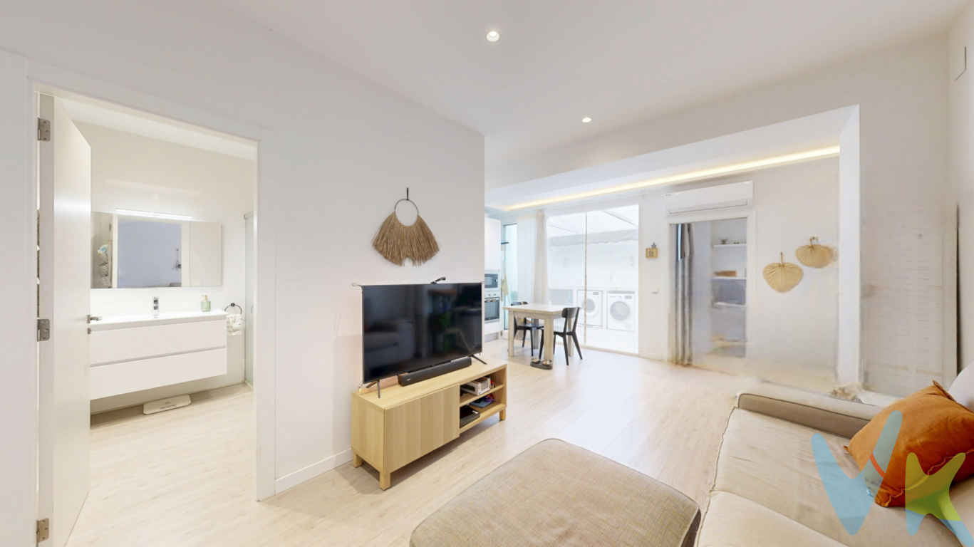 Piso a pie de calle, con TERRAZA, totalmente reformado en zona Jesús   Esta preciosa vivienda en Valencia, en la zona de la calle Jesús/Patraix, prácticamente independiente al contar con un único vecino en la planta superior, ofrece esa sensación tan difícil de encontrar: intimidad, tranquilidad y libertad.  Completamente reformada hace 4 años, con un diseño cálido, moderno y lleno de armonía, cada rincón ha sido pensado para crear un espacio acogedor y funcional.  La vivienda a la cual se accede desde la calle evitando escalones y costosos ascensores, consta de 65 m²  donde encontramos dos habitaciones que invitan al descanso, mientras que la cuidada elección de materiales, tonos suaves y líneas contemporáneas envuelven la vivienda en una atmósfera elegante y serena con paredes lisas, y suelo de tarima. Pero si hay un lugar que roba el protagonismo, ese es su magnífica terraza privada, más que una terraza es una extensión natural de la vivienda, un lugar que multiplica la sensación de amplitud y aporta un valor excepcional al día a día al tener acceso directo desde la cocina, espacio polivalente que puede servir de comedor, galería, zona de ropa, para tener una mascota o simplemente para leer un libro o que jueguen los niños,... un auténtico privilegio en la ciudad.  Una oportunidad única para quienes buscan un hogar con alma, diseño y ese lujo silencioso que solo ofrecen los espacios exteriores privados en Valencia.  Si tienes que vender antes tu vivienda, llámanos y te asesoramos cómo hacerlo para además tener los mínimos gastos posibles y todas las garantías.  Agencia Registrada con el nº00516 en el Registro Obligatorio de Agentes Inmobiliarios de la Comunidad Valenciana    Por mandato expreso del propietario, COMERCIALIZAMOS ESTE INMUEBLE EN EXCLUSIVA, lo que le garantiza el acceso a toda la información, a un servicio de calidad, un trato fácil, sencillo y sin interferencias de terceros. Por este motivo, se ruega NO MOLESTAR AL PROPIETARIO, a los ocupantes de la propiedad o a los vecinos. Muchas gracias por su comprensión.   La oferta está sujeta a cambios de precio o retirada del mercado sin previo aviso. Este anuncio en su conjunto, incluyendo textos, fotos, imágenes o cualquier otro contenido de este, no es vinculante dado que la información es ofrecida por terceros y puede contener errores. Se muestra a título informativo y no contractual.  El precio del inmueble no incluye los honorarios de la agencia que ascienden al 4%+IVA del precio final del inmueble, ni los gastos de notaría y registro de la propiedad (que están sujetos a aranceles y varían dependiendo del precio de escrituración), ni los impuestos (que en la Comunitat Valenciana varían dependiendo del precio del inmueble y de las características personales del comprador).  Esta propiedad se pone a la venta con toda la documentación comprobada y en regla, por lo que ofrecemos GARANTIAS a los compradores.