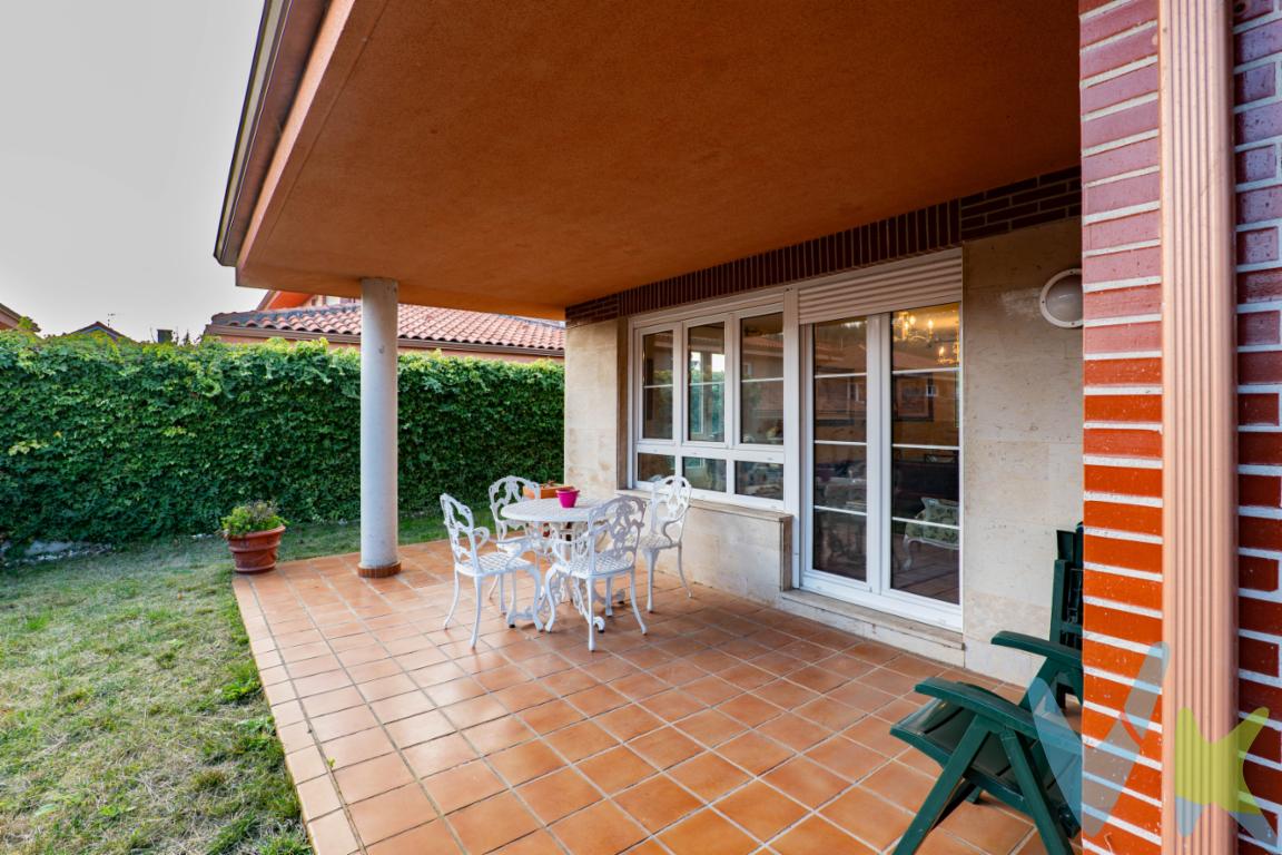 Imagínate despertar con la brisa del Cantábrico entrando por la ventana y el murmullo lejano del puerto Así es vivir en este chalet pareado en Luanco, uno de los pueblos pesqueros con más encanto y vida de la costa asturiana. Muy cerca de la playa, del puerto y de ese ambiente veraniego que lo convierte en un destino tan buscado por los visitantes, pero a su vez con la tranquilidad que aporta vivir en una zona residencial.La vivienda, luminosa y bien distribuida, cuenta con cuatro habitaciones, una de ellas en la planta baja, todas con armarios empotrados que aprovechan al máximo el espacio. La habitación principal dispone de baño en suite, ofreciendo ese plus de comodidad e intimidad que siempre se agradece. Además, la casa tiene un baño completo adicional y un aseo, perfectos para el día a día familiar o cuando hay invitados.El salón es amplio y acogedor, con salida directa al porche posterior, ideal para comidas al aire libre, tardes de lectura o reuniones con amigos después de un día de playa. La cocina está totalmente equipada, lista para entrar a vivir y preparar unos sabrosos platos con productos del marUn hogar perfecto tanto como residencia habitual como para segunda vivienda, en un entorno marinero con sabor auténtico asturiano, donde el mar y la calidad de vida son protagonistas.No dejes pasar la oportunidad de visitarlo. Puede ser el hogar que estabas esperando. Llámanos y ven a descubrir todo lo que este chalet puede ofrecerte.Se informa a los interesados que el precio de venta indicado no comprende los honorarios al comprador de la agencia inmobiliaria, el Impuesto de Transmisiones Patrimoniales (ITP) ni los gastos asociados a la compraventa (notaría, registro de la propiedad y otros)