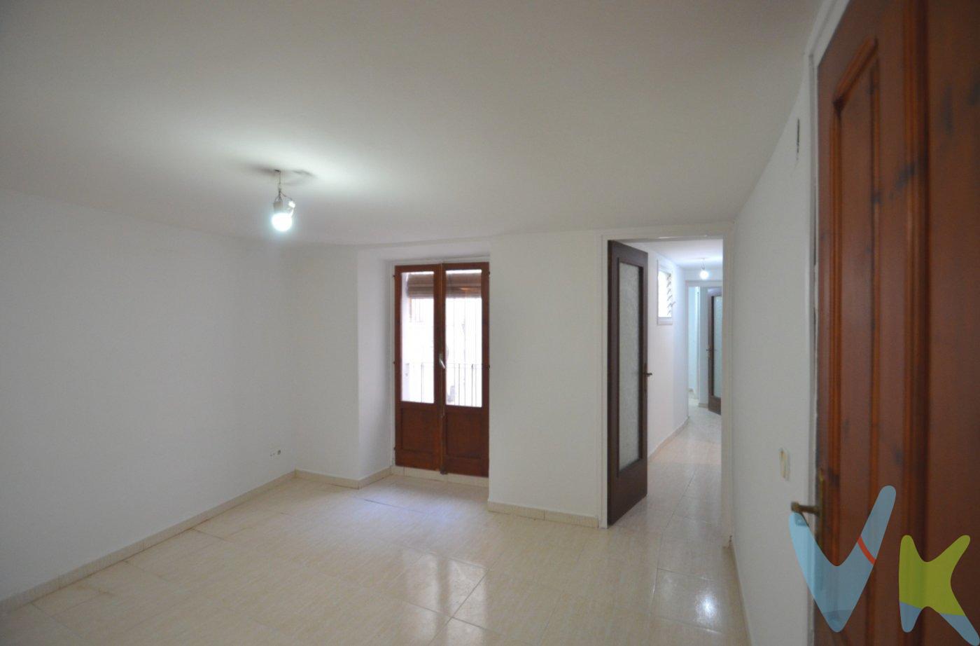 Oportunidad única de inversión. Piso alquilado en venta. Si está interesado en invertir en vivienda porque sabe que es una de las mejores formas de sacar una buena rentabilidad a sus ahorros, tenemos una oportunidad única que no debe dejar escapar. Le ofrecemos un piso que ya se encuentra alquilado y está situado en el casco antiguo de Vilanova, en una calle muy tranquila,  al lado de la iglesia de Sant Antoni y a dos pasos de la conocida Rambla Principal. Se trata de un entresuelo sin ascensor, de 42m² útiles y distribuido en un dormitorio exterior, una habitación interior, salón-comedor, cocina y baño. El piso se encuentra en un edificio de pocos vecinos. Vilanova i la Geltrú es una ciudad costera con más de 70.000 habitantes, playas preciosas y ambiente todo el año. Se encuentra solo a 30 minutos de Barcelona capital y dispone de un buen transporte público. Consulte información más detallada en nuestras oficinas, estaremos encantados de atenderle porque estamos seguros que le parecerá una buena oportunidad de inversión. Cédula habitabilidad CHB02005026. Certificado Energético: Referencia M58XWQ971 Consumo de energia G 259 Kwh/m² año Emisiones G 52 Kg CO2/m² año. El precio no incluye impuestos (ITP, IVA y AJD), ni los gastos de notario ni los de registro. . 