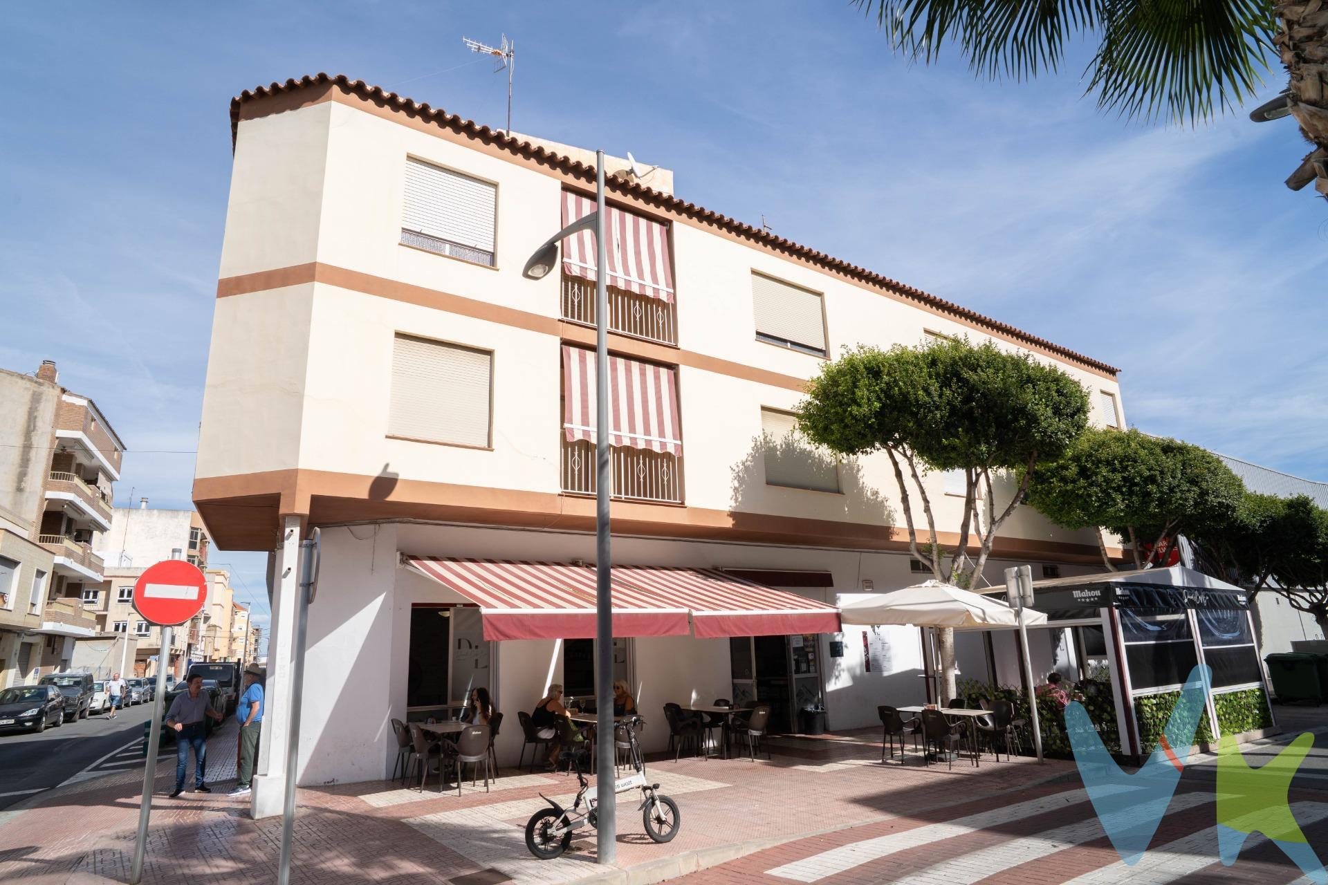 Presentamos un edificio completo en venta, ubicado en una zona privilegiada, esquinero y en una de las arterias principales del pueblo de Oropesa. Esta compuesto de un local comercial en activo con un contrato de alquiler vigente, dos viviendas, una por planta y una azotea con vistas panorámicas y donde podrás contemplar el mar mediterráneo. Cada vivienda cuenta con tres habitaciones dobles, algunas de ellas con armarios empotrados, un aseo, un salón comedor con salida a una pequeña terraza con vistas a la avenida principal, un cuarto de baño completo y cocina independiente con cuarto de despensa. Las viviendas están de origen, requieren de reforma para actualizar y personalizar.  ¡ No pierdas la oportunidad y contáctanos para programar una visita y obtener más información!. Los metros útiles son aproximados. Este inmueble es en exclusiva, con lo que le facilitamos cualquier información sobre la vivienda. Por este motivo, solicitamos no molesten al propietario, ocupantes de la propiedad, vecinos o conserje de la comunidad. . Muchas gracias por su comprensión. El precio indicado puede sufrir variaciones. En todos los casos los precios expuestos son más impuestos y gastos derivados de la transmisión del inmueble.