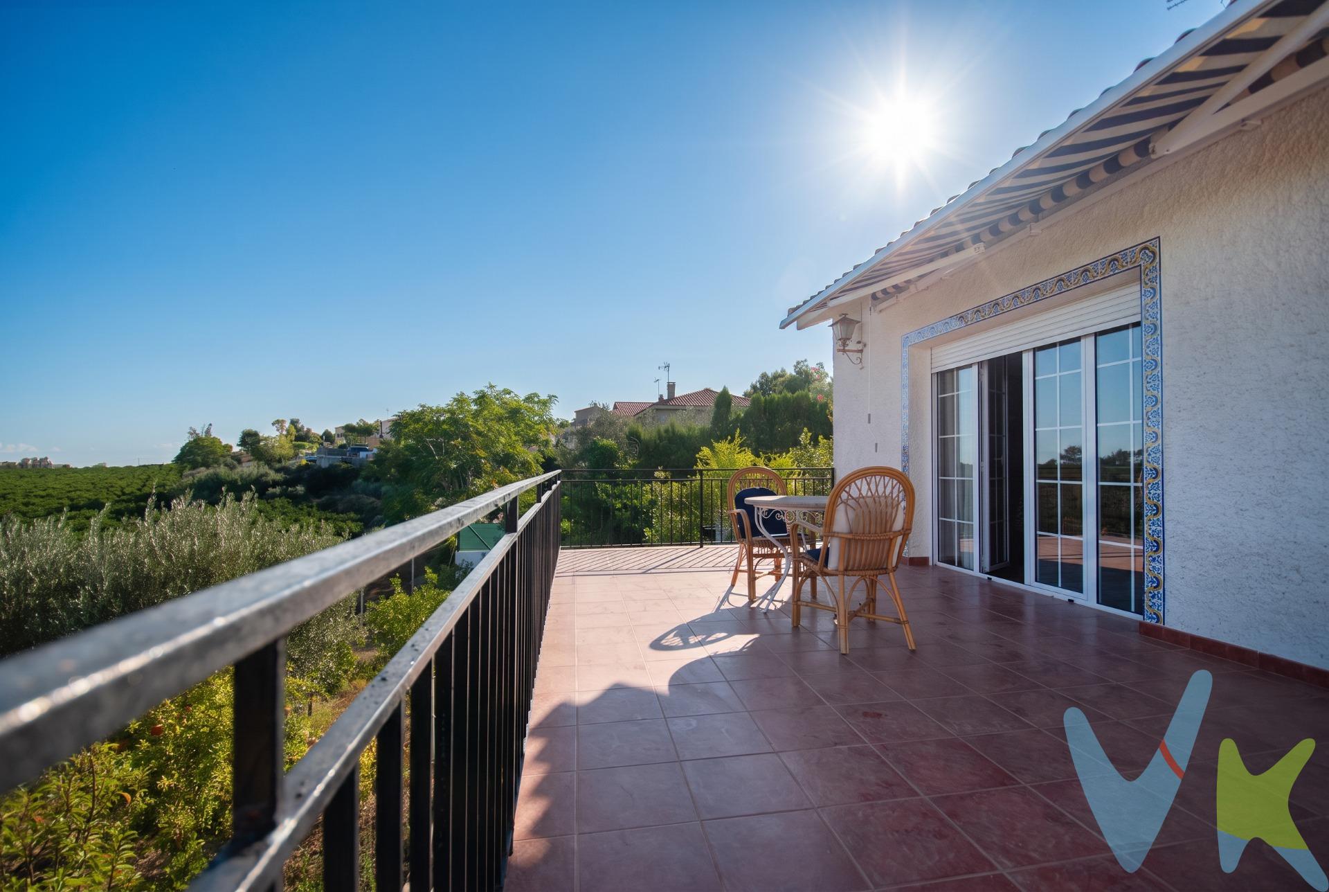 Este chalet urbano no es cualquier casa.. es de esas que te hacen suspirar nada más entrar. Empezamos fuerte 💪🏼: Nada más entrar nos encontramos con un gran comedor con chimenea, abierto hacia la buhardilla, lo que hace que sea simplemente mágico: Es ideal para reuniones, cenas especiales o simplemente para disfrutar de un buen libro al calor del fuego. Además, tiene una habitación doble con salida a balcón, y no un balcón cualquiera, no… uno con unas vistas increíbles que te hacen olvidar el estrés. Un baño completo para dar servicio a esta planta y una cocina gigante donde no solo puedes cocinar, sino también comer cómodamente. Y por si fuera poco, desde la cocina accedes a una terraza de unos 26 m² con vistas aún más espectaculares. ¡Imagínate los desayunos ahí, o esas cenas de verano con amigos!. Subimos a la planta alta y nos encontramos con cuatro habitaciones dobles y una sencilla abuhardillada, súper acogedora, ideal como despacho, cuarto de juegos o ese rincón especial que siempre has querido. El baño de esta planta está muy bien pensado: tiene doble puerta, una que comunica directamente con una de las habitaciones (como si fuera un baño en suite) y otra que da al pasillo, para que el resto de las habitaciones también puedan usarlo. Así, si quieres intimidad, la tienes; y si no, sigue siendo un baño cómodo y accesible para todos. ¡Funcional y con privacidad cuando la necesitas!. El garaje de 60 m² es brutal: cabe de todo, y además se ha aprovechado el hueco del forjado sanitario para para guardar trastos sin que estén por medio. Pero espera 🤚🏼, porque lo mejor está por llegar.. La parte exterior es sencillamente ESPECTACULAR. Tienes una piscina brutal, con unas vistas que te dejan sin palabras… perfecta para desconectar, tomar el sol o pegarte un buen chapuzón. ¿Eres de barbacoas? Pues aquí tienes una barbacoa de obra y, como extra, un paellero para esas comilonas de domingo con amigos y familia. Y lo mejor: varias terrazas repartidas según orientación, para que siempre encuentres tu rincón ideal. Una para desayunar al sol, otra para tumbarte a leer con brisa, una más íntima para cenar en pareja… ¡cada terraza tiene su momento! Aquí no solo vives, aquí disfrutas cada rincón al máximo. No es solo una casa, es ese lugar donde vas a disfrutarlo todo: vistas, espacio, calidad y momentos que se quedan para siempre. ¿Vas a dejar pasar la casa que lo tiene todo?. Mobiliario, vehículos y otros elementos decorativos y personales de la propiedad no incluidos. Impuestos, gastos de compraventa, intermediación y financiación no incluidos.