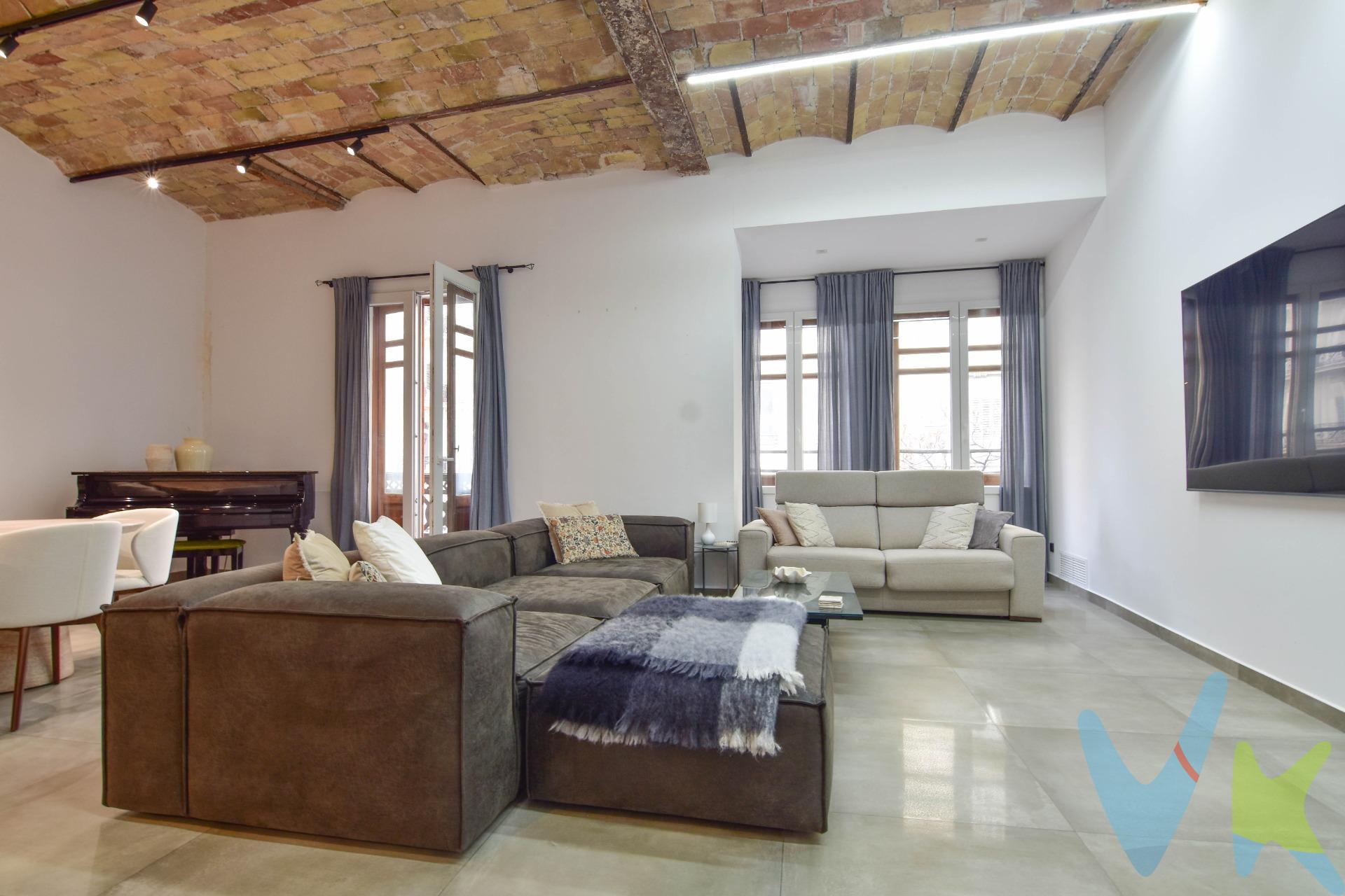 Entre la emblemática Plaza del Ayuntamiento y la histórica Plaza de la Reina, en pleno corazón de Valencia, te espera este pisazo de 190 m² que redefine lo que significa vivir en el centro… y hacerlo bien. Un detalle clave —y muy importante en esta zona—: opción de plaza de garaje por 50.000 €. En pleno centro de Valencia, esto no es un extra… es un auténtico tesoro. Ubicado en una tercera planta, este hogar ha sido completamente reformado con calidades inmejorables. Aquí no hay decisiones al azar: materiales premium, acabados impecables y una sensación constante de amplitud, elegancia y confort. El salón, amplio y luminoso, se convierte en el punto de encuentro perfecto, ya sea para cenas con amigos o para disfrutar del silencio que sorprende en una ubicación tan céntrica. La cocina office, moderna y sofisticada, es puro diseño y funcionalidad: de esas que se viven, no solo se miran. Las tres habitaciones son enormes, auténticos dormitorios de revista. La suite principal es un lujo en sí misma, con vestidor independiente y baño privado con ducha, pensado para empezar y terminar el día con calma. La vivienda cuenta además con un segundo baño completo, también con ducha, ideal para el resto de la casa o para invitados. Y porque el verdadero lujo también está en la comodidad del día a día, el piso dispone de un lavadero independiente: una zona tipo trastero integrada en el pasillo, perfectamente organizada, donde se ubican la lavadora, el termo y espacio de almacenaje extra. Todo en su sitio, todo fuera de la vista. Este piso no es solo precioso. Es práctico, espacioso, elegante y pensado para disfrutarlo sin renuncias. Un hogar para quienes quieren vivir el centro con amplitud, orden y un nivel de calidad que se nota desde el primer paso. Nota: Agencia Registrada con el Nº 1395 en el Registro Obligatorio de Agentes Inmobiliarios de la Comunitat Valenciana, consultable en la web de la Generalitat Valenciana. La oferta está sujeta a cambios de precio o retirada del mercado sin previo aviso. La información contenida en el presente anuncio se facilita a título meramente informativo y no contractual, los datos, descripciones, superficies, imágenes y cualquier otro contenido del mismo pueden estar sujetos a errores u omisiones al ser facilitados por terceros. El precio de venta publicado no incluye los honorarios de intermediación inmobiliaria, ni los impuestos legalmente aplicables (IVA o ITP), ni los gastos derivados de la compraventa, tales como notaría, registro y gestoría, ni aquellos derivados de la financiación, en caso de existir. Por mandato expreso del propietario, este inmueble se comercializa en régimen de exclusiva, garantizando al interesado un acceso completo a la información y una gestión profesional, transparente y sin interferencias de terceros. Se ruega no molestar al propietario, a los ocupantes del inmueble ni a los vecinos. Agentes inmobiliarios con cliente interesado pueden contactar con la agencia para colaborar. Nuestro departamento financiero puede conseguir tu financiación. ¡Consúltanos!