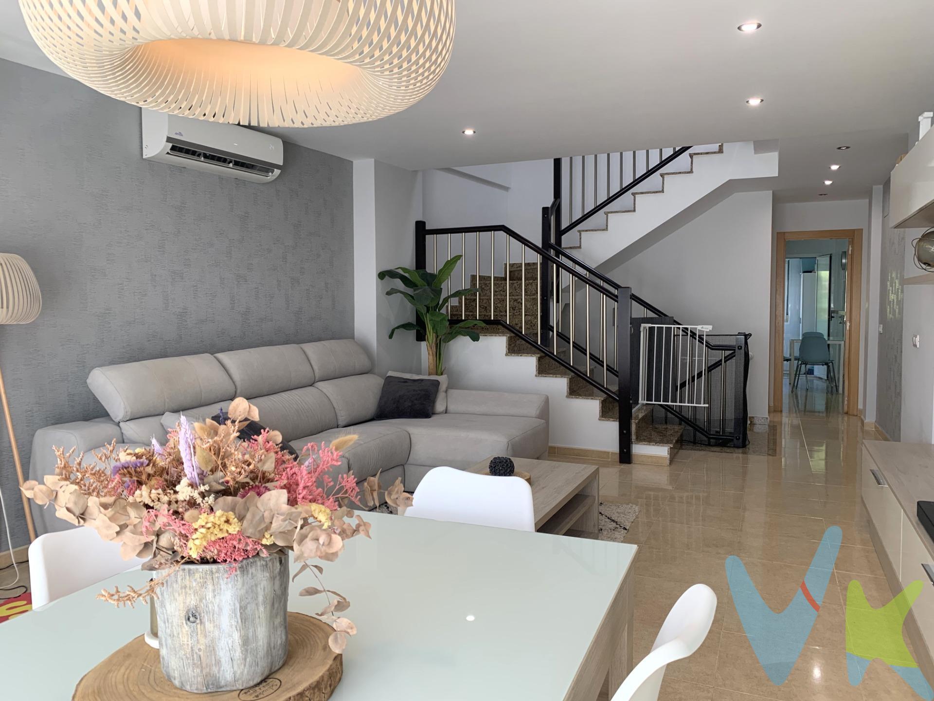 ¡Bienvenido a esta magnífica y luminosa vivienda adosada en Nules! Una oportunidad única para vivir en una zona tranquila, bien comunicada y en un entorno de alta calidad. Con una superficie construida de 206,90 m², esta propiedad en excelente estado de conservación combina comodidad, funcionalidad y luminosidad en cada uno de sus espacios, creando un hogar cálido y acogedor para toda la familia. Además, esta vivienda cuenta con un destacado sistema de placas solares, que te permitirá aprovechar la energía renovable y reducir considerablemente los costes de electricidad, contribuyendo a un hogar más sostenible y económico. La distribución de la casa está diseñada para aprovechar al máximo cada rincón:. - **Planta baja:** cuenta con un amplio garaje con acceso directo a la vivienda, baño completo, una espaciosa habitación doble con acceso a la hermosa terraza con barbacoa, perfecta para disfrutar de encuentros al aire libre en un entorno muy luminoso y agradable. - **Planta primera:** un luminoso y amplio salón-comedor lleno de luz natural, un aseo de cortesía y una cocina con mucho espacio de almacenaje, que se conecta a una galería. Esta planta es ideal para reuniones familiares y la vida diaria, gracias a su gran claridad y sensación de amplitud. - **Planta segunda:** presenta dos habitaciones muy espaciosas, una de ellas con acceso a una acogedora terraza que invita al relax y a disfrutar del aire fresco. La habitación principal, de tamaño enorme, cuenta con un baño doble en suite, además de otro baño completo en la misma planta. La abundancia de luz natural en todas las habitaciones crea un ambiente muy agradable y confortable. El entorno es muy completo, con urbanización privada, árboles, zonas infantiles y excelentes conexiones de transporte, incluyendo autobuses y tren. Además, la vivienda ofrece vistas hermosas desde diferentes puntos, reforzando la sensación de tranquilidad y bienestar. Destacamos la alta calidad de construcción y los acabados cuidadosamente seleccionados, que garantizan durabilidad y un aspecto moderno y elegante. La vivienda es muy luminosa, gracias a su excelente orientación y amplios ventanales, que permiten que la luz natural inunde cada espacio durante todo el día. No pierdas la oportunidad de hacer de esta casa tu nuevo hogar, ¡contáctanos para más detalles y visita!. Los impuestos, gastos de notaría, registro de la propiedad y honorarios de inmobiliaria no están incluidos en el precio publicado. INMUEBLE CERTIFICADO POR ASICVAL (Asociación Inmobiliaria Comunitaria Valenciana) a través de CASATUYA (Agente Certificador Homologado). La vivienda se encuentra en Nules, una población costera de 13.000 habitantes, muy bien comunicada y ubicada a poca distancia de las capitales de provincia: a 18 km de Castellón de la Plana y a 55 km de Valencia. Dispone de fácil acceso por vías como CV-10, la N-340, la autopista AP-7 y la CV-18, además de carreteras secundarias que conectan con localidades vecinas. La estación de RENFE, ubicada en el centro de la ciudad, facilita desplazamientos cómodos desde Valencia y Castellón, complementada por servicios de taxi y autobús urbano frente a la estación. ¡Llámanos y ven a visitar esta maravillosa propiedad!