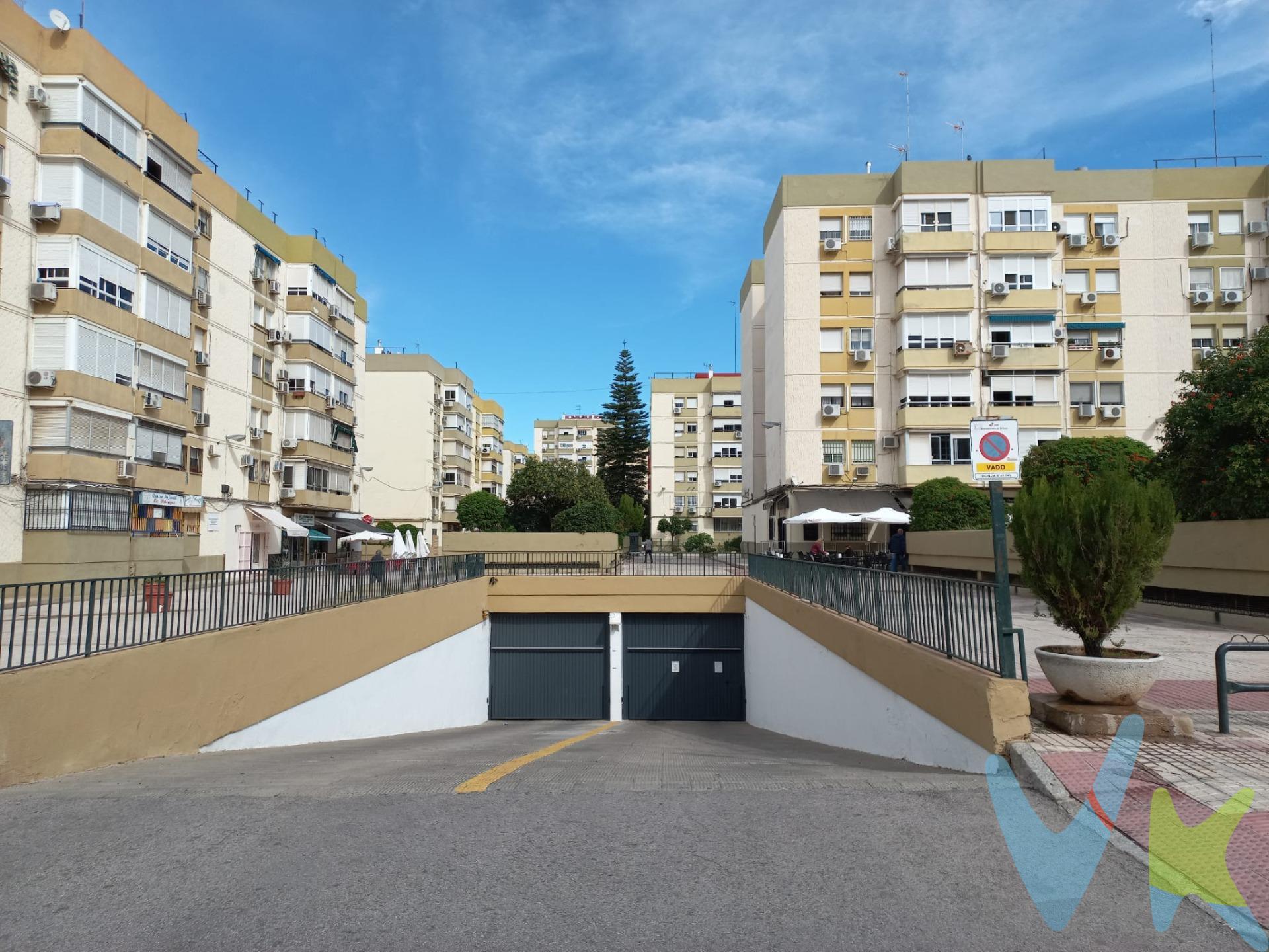 Plaza de garaje en venta en GRUPO LOS PRÍNCIPES 7. Mide 14 m2. Tiene puerta automática, cámaras de seguridad, personal de seguridad 24h. Para más información contacte con nosotros. Le atenderemos encantados. Informamos a nuestros clientes compradores que el precio de venta no incluye lo siguiente: Honorarios de la agencia inmobiliaria, Impuestos (I. T. P. , I. V. A. o A. J. D. , en su caso) ni otros gastos de la compraventa (gastos de Registro de la Propiedad, Notaría, Gestoría ni de posible Financiación). Documento D. I. A. a disposición del consumidor según Decreto 218/2005 Junta de Andalucía.