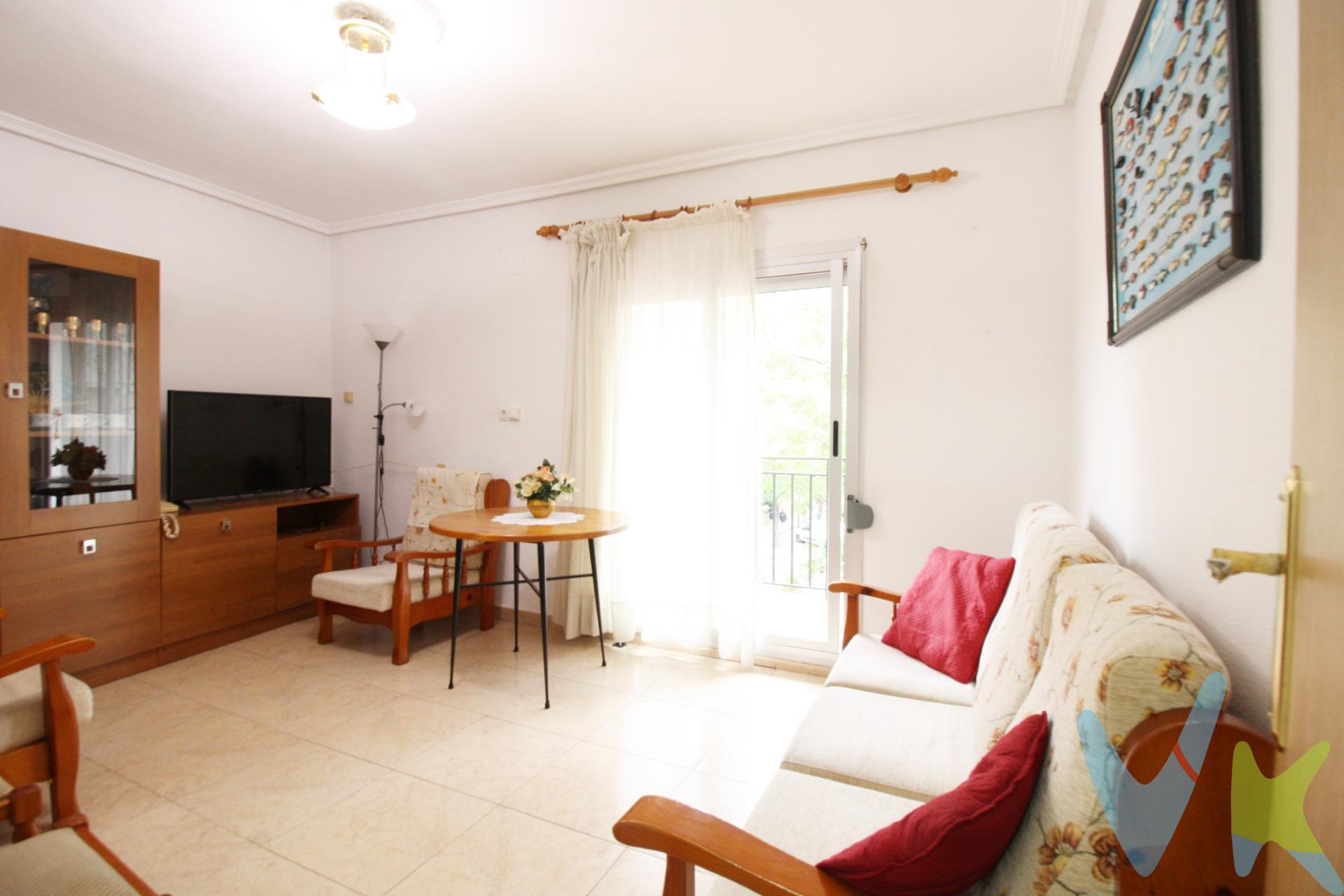 Oportunidad única para adquirir un espléndido piso de 117 m² ubicado en la codiciada zona del Camino Viejo de Alaquas.  Esta propiedad cuenta con cuatro habitaciones, dos de ellas dobles, lo que proporciona un amplio espacio ideal tanto para familias como para aquellos que buscan comodidad y funcionalidad. El inmueble dispone de un baño reformado y una cocina también renovada, equipada con todo lo necesario para satisfacer las exigencias culinarias modernas. El luminoso comedor ofrece acceso a un agradable balcón donde podrá disfrutar del aire libre y relajarse después de un largo día. Además, el edificio está dotado con ascensor facilitando así la movilidad dentro del mismo; su orientación exterior permite una excelente entrada natural de luz durante gran parte del día creando ambientes cálidos y acogedores.  No deje pasar esta oportunidad; este atractivo piso es perfecto para vivir con tu familia y sin renunciar al espacio de cada uno. Me olvidaba, además cuenta con un trasteros en el pasillo, nunca viene mal tener todavia más espacio. Venga no lo pienses mucho y llámanos, te daremos toda la información que precises. Los datos e información contenida en este anuncio no son vinculantes sino meramente informativos, la oferta está sujeta a cambios de precio, textos, fotos o cualquier otro contenido inesperado, la inmobiliaria se reserva el poder de modificarlo en cualquier momento. La venta de esta vivienda se gestiona mediante contrato de EXCLUSIVA COMPARTIDA por lo que se trabaja con más de 150 Inmobiliarias. Los gastos de la venta tales como notaría, registro y honorarios no están incluidos en el precio. . . 