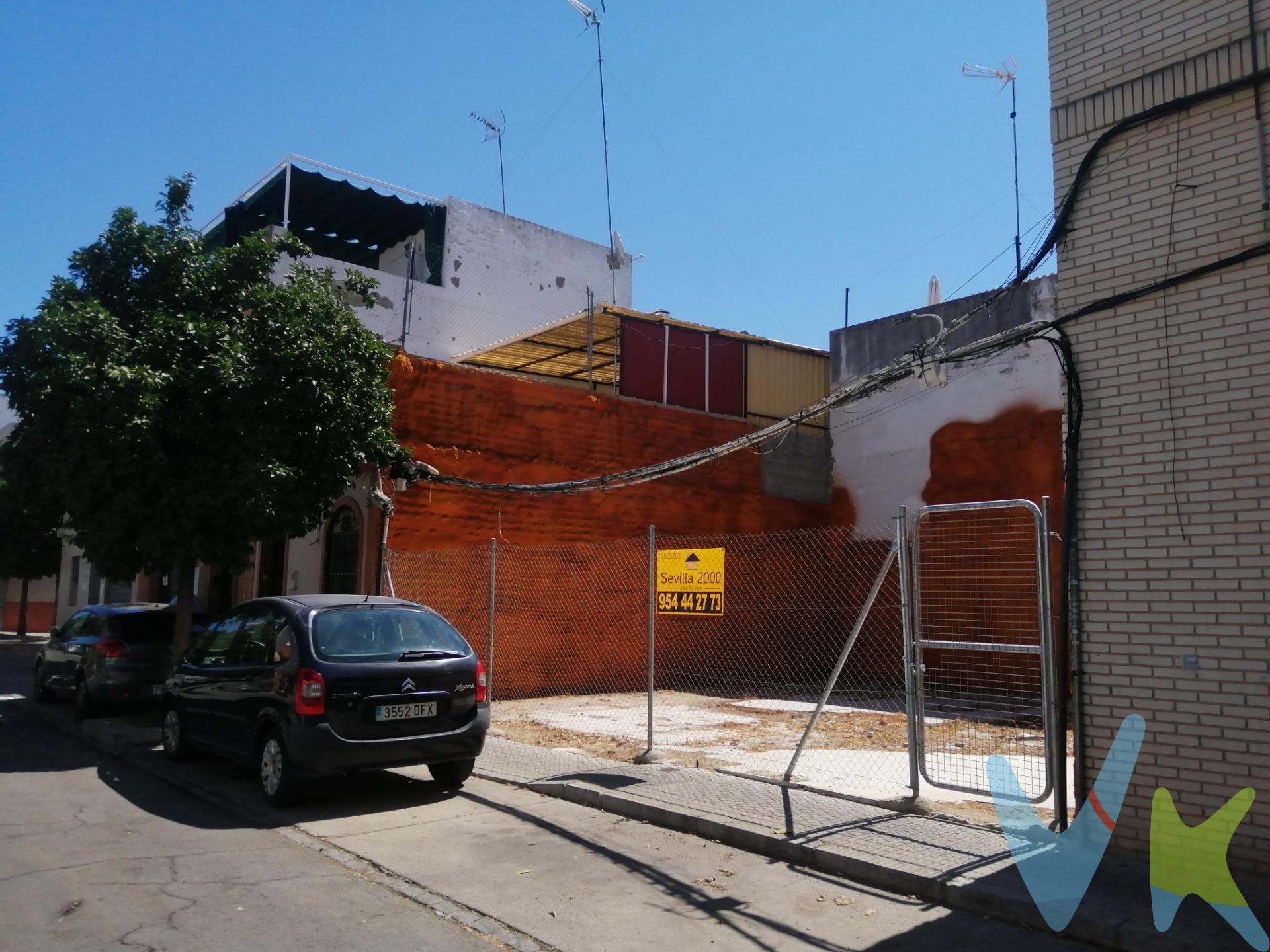 Atención inversores!!. Terreno urbano de aproximadamente 100m² (10x10) en El Cerro del Águila. Los usos permitidos, según PGOU, son vivienda unifamiliar y plurifamiliar,. En planta baja se permiten talleres, pequeños comercios, etc. Oficinas en PB y P1ª y despachos profesionales en todas las plantas. La altura máxima edificable es de 3 plantas (baja + 2). Bajo rasante, se permite sótano para garaje, trasteros y salas técnicas. Por encima de la 3ª planta, pérgolas, salas técnicas, piscina, maquinaria de ascensor, trasteros y castillete de salida. Dato importante a destacar, como la parcela es menor de 110m² se permite ocupar el 100% en todas las plantas. La edificabilidad es  3m²/techo por m² suelo, es decir unos 300 m² (100x3). Tanto por las especificaciones urbanísticas como por su privilegiada situación (parada de metro, autobuses, guarderías, colegios, parques, comercios, etc) hacen de este solar una magnífica oportunidad para construir la vivienda de sus sueños o como inversión en una pequeña promoción en el  corazón del Cerro del Águila!!!. Solicite información sin compromiso!!!. Informamos a nuestros clientes compradores que el precio de venta no incluye lo siguiente: Honorarios de la agencia inmobiliaria, Impuestos (I.T.P., I.V.A. o A.J.D., en su caso) ni otros gastos de la compraventa (gastos de Registro de la Propiedad, Notaría, Gestoría ni de posible Financiación). Documento D.I.A. a disposición del consumidor según Decreto 218/2005 Junta de Andalucía.