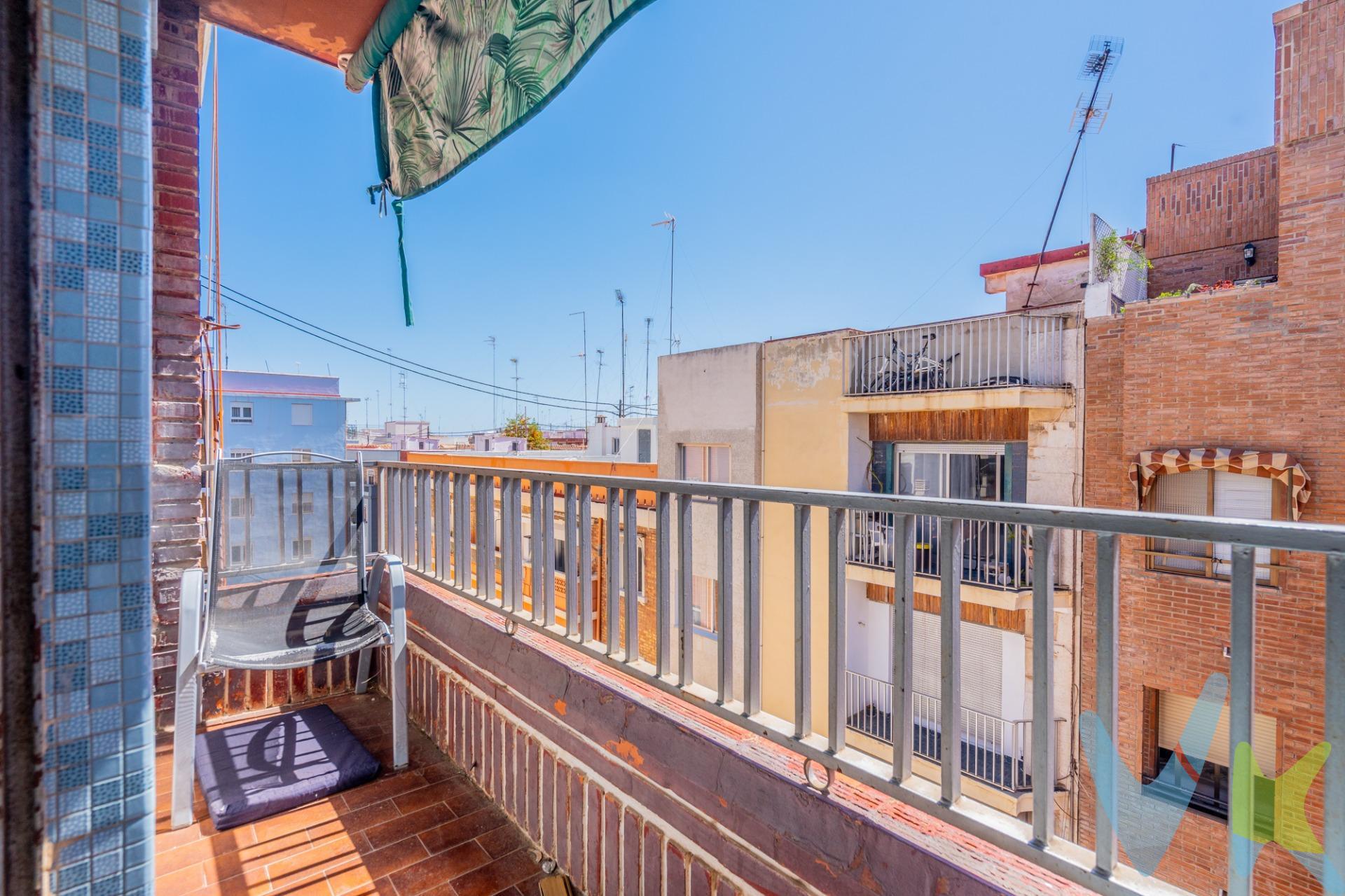 . ¡Oportunidad de inversión en pleno corazón de Benimaclet!. Se vende piso totalmente exterior de 4 habitaciones, 2 baños y galería, ubicado en uno de los barrios más demandados de Valencia: Benimaclet. Personaliza esta vivienda de  acuerdo a tus necesidades ya que es perfecta por su ubicación tanto  para crear tu nuevo hogar como para  alquilar por habitaciones  gracias a su cercanía a las universidades, al tranvía y a todos los servicios que ofrece la zona: supermercados, centros médicos, zonas verdes, bares, comercios y mucho más. Benimaclet es un barrio con alma, muy bien comunicado y lleno de vida, a un paso del centro de Valencia. Su ambiente joven y multicultural lo convierte en el lugar favorito de estudiantes y profesionales. Una inversión con gran proyección y rentabilidad asegurada. ¡Hazte con este piso  en Benimaclet ya. #Benimaclet #InversiónValencia #PisoParaReformar #AlquilerPorHabitaciones #ZonaUniversitaria #OportunidadInmobiliaria #PisoEnVenta