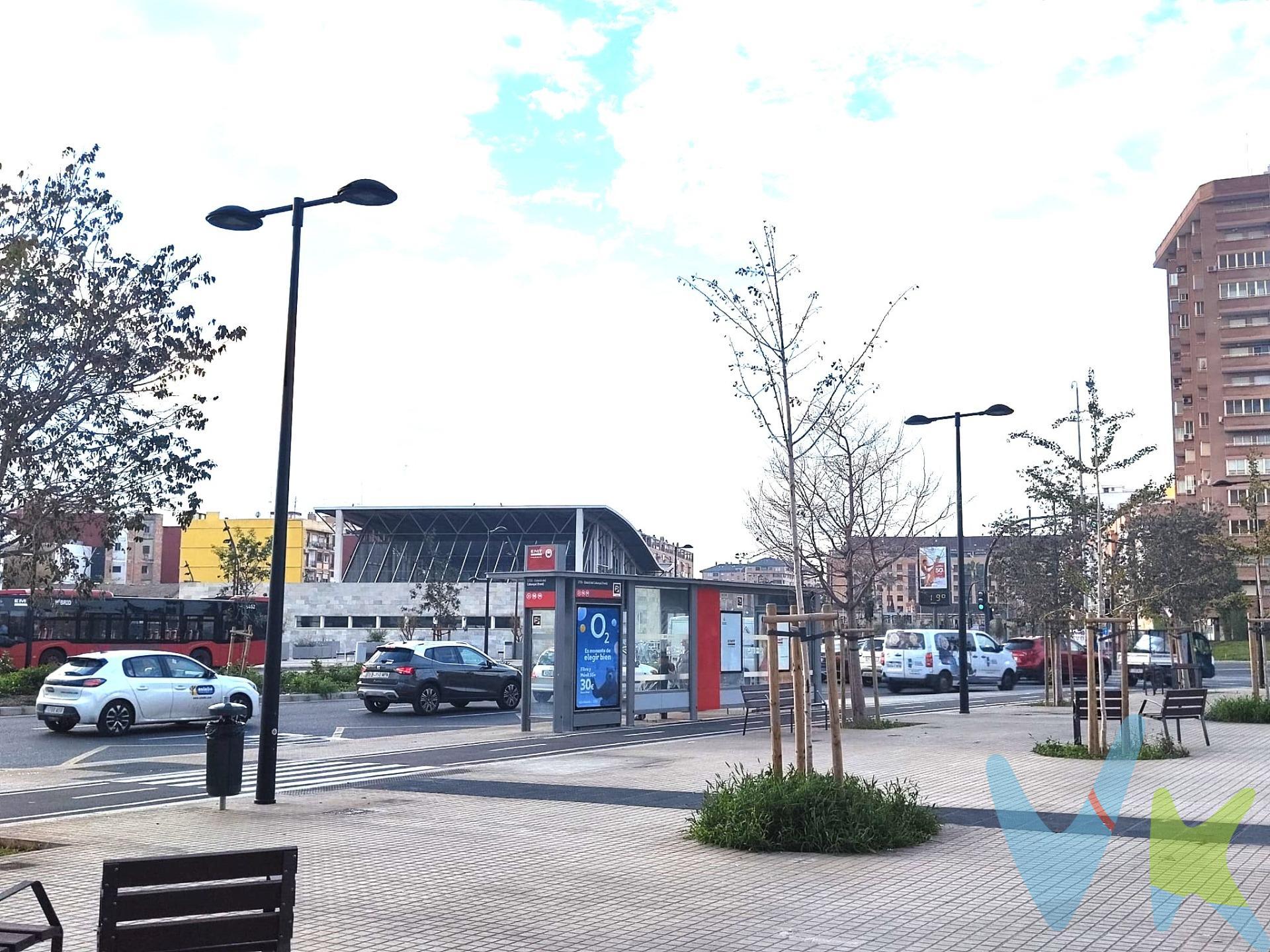 ¡Oportunidad Única!  Local Polivalente a Estrenar en el Cabañal. Haz realidad tu proyecto en este espectacular inmueble recién reformado, donde tu oficina y tu espacio personal se integran con un diseño moderno y funcional. Ubicado estratégicamente a solo unos pasos de la estación de metro del Cabañal, junto a Blasco Ibáñez y muy próximo a la vibrante zona marítima de la Malvarrosa. Totalmente acabado y listo para estrenar, este espacio ha sido diseñado para ofrecer la máxima versatilidad. Características Destacadas:. Reforma Integral a Estrenar: Un espacio completamente nuevo con acabados de alta calidad y un diseño contemporáneo. Zona de Oficina Funcional: Un área de trabajo amplia y luminosa, perfecta para fomentar la productividad, recibir clientes o desarrollar tu negocio. Área de Descanso Independiente: Tu rincón privado. Un espacio acogedor y reservado para relajarte y desconectar con total comodidad. Baño Completo de Diseño: Moderno, privado y con muy buen gusto. Accesibilidad para Personas con Movilidad Reducida: El inmueble cuenta con acceso adaptado, facilitando el uso a todos los perfiles de usuario. Su diseño polivalente es posible gracias a su condición de local, que te da la libertad de establecer tu negocio o despacho profesional. Espacio perfecto para emprendedores y autónomos. Además, la propiedad informa que, en caso de que se desee realizar un cambio de uso a vivienda residencial o vivienda turística, el inmueble cumple con la normativa previa requerida, debiendo ser dicha modificación igualmente aprobada por el Ayuntamiento correspondiente. No dejes pasar esta oportunidad. Las imágenes y características de la publicación son meramente orientativas y no vinculantes. Por mandato expreso del propietario, comercializamos este inmueble en exclusiva, lo que le garantiza el acceso a toda la información, a un servicio de calidad, un trato fácil, sencillo y sin interferencias de terceros. Por este motivo, se ruega no molestar al propietario, a los ocupantes de la propiedad o a los vecinos. Muchas gracias por su comprensión. Si usted es agente inmobiliario y tiene un cliente para este inmueble, llámenos: estaremos encantados de colaborar. Está disponible y a tu alcance, no esperes más y ven a visitarla.