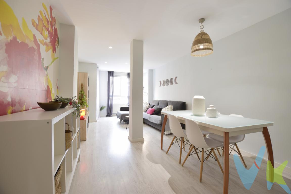 ¿Te apetece vivir en uno de los barrios más de moda y a la vez, mediterráneo en Valencia? Si es así, te ofrecemos una vivienda en el barrio \"El Cabañal\", calle Doctor Lluch, a pocos minutos andando de la playa de la Malvarrosa y hoy por hoy, es una de las zonas más demandadas por extranjeros y estudiantes, tanto por su encanto tradicional, antiguas casas de pescadores, como por su futura revalorización cómo inversión. Vivirás en un entorno único y diferente, sin dejar de escuchar las olas del mar, cerca del balneario \"Las Arenas\", al lado de la policía local, del mercado y rodeado de todo tipo de servicios, su polideportivo, un campo de football, farmacias e incluso ocio nocturno de moda de moda. Aunque, lo mejor de la vivienda, es su doble ventilación, orientación este-oeste, hay corriente de aire natural. además de la separación de ambientes, zona de día a la calle principal, como la de noche, con vistas a una zona ajardinada recibiendo la brisa del mar, en sus casi 90 metros construidos de casa con suelo, puertas y cocina reformadas hace 25 años. Hay dos baños, uno de ellos en suite con ventana y 3 armarios empotrados, así como muebles auxiliares de almacenaje que se quedan en la vivienda junto con el resto de los muebles y electrodomésticos, según reportaje fotográfico. Es un segundo piso sin ascensor, pocos gastos y sólo dos vecinos por planta y varias de las viviendas están destinadas a turismo vacacional.  ¿Es lo que buscas? La zona está muy bien conectada con autobús, tranvía y metro a cualquier parte de la ciudad y la universidad politécnica a menos de cinco minutos en coche. ¿Quieres más información? Llámanos y hacemos realidad tu proyecto de vida.  ¿Te gustaría enterarte en primicia de nuestros inmuebles en alquiler y venta? En VIVEKU.ES los publicamos con unos días de antelación.Contamos con 30 años de experiencia acreditada y nuestro objetivo es garantizarle un servicio de compra humano, ético, de calidad, fácil y seguro. Nuestro equipo lo integran agentes con la titulación AIR (Agente Inmobiliario Registrado) y Agentes Certificadores de la categoría Premium en certificación de inmuebles y debidamente registrados en el Registro de Agentes de Intermediación de la CV (RAICV 0743). Consulte en nuestras reseñas de Google lo que opinan los clientes que ya han trabajado con nosotros.El precio NO incluye: Impuestos, gastos de Notaría, registro y honorarios de inmobiliaria. 