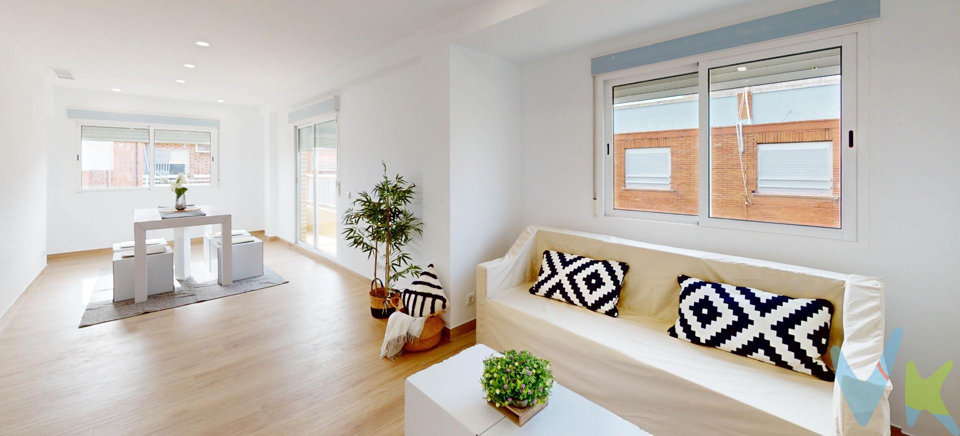 Castellar- Valencia. Estupenda vivienda reformada a estrenar, totalmente exterior en cuarta y ultima planta de un edificio con ascensor. Orientación Sureste. Con la venta de la vivienda existe la posibilidad de comprar una plaza de garaje en otro edificio a parte del precio en 10.000€, solo en caso de compra de la vivienda. Destaca por su luminosidad y sus acabados de calidad en la reforma integral que dispone de aire acondicionado por conductos, suelo porcelánico, paredes lisas, ventanas de aluminio lacado en blanco, climalit con persianas, dos(2) cuartos de baño con platos de ducha y mampara e inodoros suspendidos con cisterna integrada, uno de los baños con ventana exterior, puertas correderas en diferentes estancias.  Distribuida en tres dormitorios amplios, dos baños, cuarto de lavanderia con tendedero exterior, amplio salon comedor con balcon  junto a cocina independiente con galería-balcon exterior. Ubicado en una zona residencial junto al Polideportivo municipal de Castellar, que dispone de dos piscinas descubiertas y pistas deportivas. Por mandato expreso del propietario, comercializamos este inmueble en exclusiva compartida, lo que garantiza un servicio de calidad, un trato fácil y personalizado, una gran difusión en nuestras redes compartidas y sin interferencias de terceros. Por este motivo se ruega no molestar al propietario, a los ocupantes de la propiedad, o a los vecinos del edificio. Si usted es agente inmobiliario y tiene un cliente para este inmueble, llámenos y estaremos encantados de colaborar. Agencia Registrada con el Nº 1600 en el Registro Obligatorio de Agentes Inmobiliarios de la Comunitat Valenciana, según el DECRETO 98/2022, de 29 de julio, del Consell, por el que se regula el Registro de Agentes de Intermediación Inmobiliaria de la Comunitat Valenciana. 