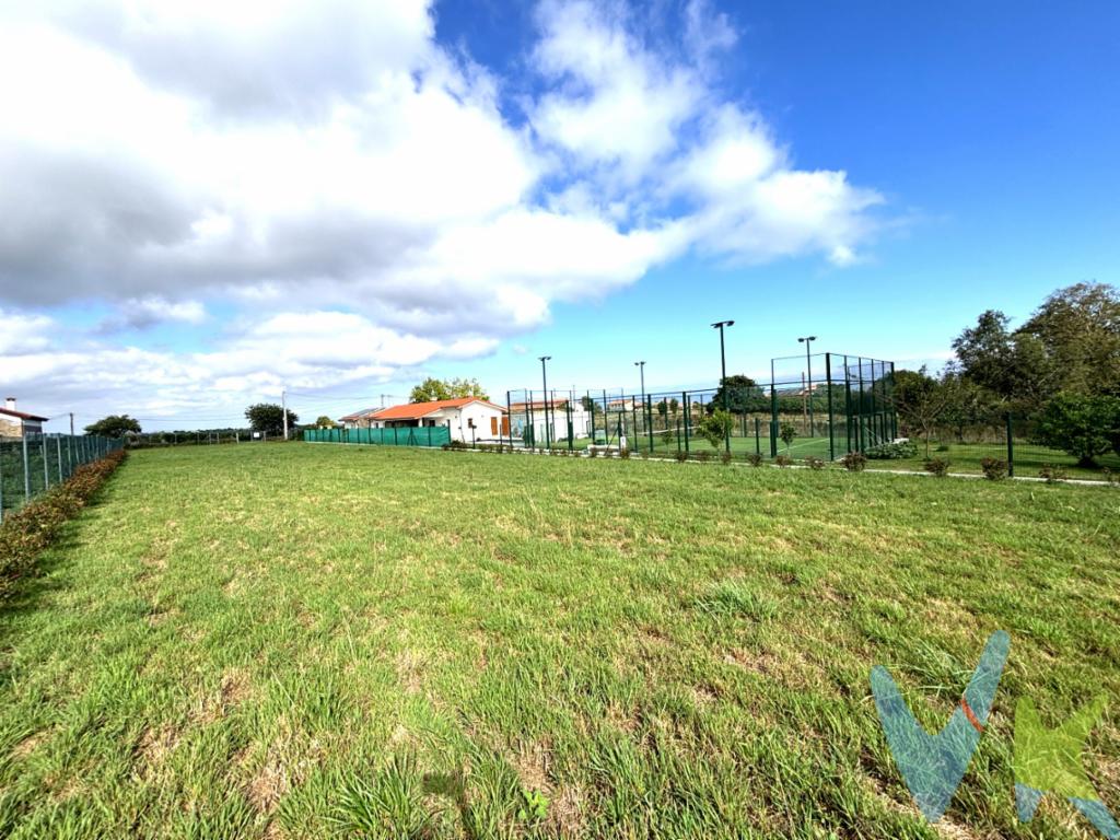 Imagínate crear tu hogar a tan solo dos kilómetros de la Playa de Merón. Aquí tienes la oportunidad que buscas por precio y ubicación en Argüero, una de las zonas con mayor aumento de demanda en los últimos años en toda Villaviciosa.Esta preciosa parcela edificable que te ofrece múltiples posibilidades para construir la casa de tus sueños y disfrutar de un entorno natural incomparable.Con una superficie de 300 metros cuadrados edificables en 2 Plantas, esta finca cuenta con todos los servicios a pie de finca , lo que facilitará el proceso de construcción y garantizará tu comodidad en el futuro. Completamente cerrada, con portón manual para poder meter el coche y puerta peatonal. Además tiene aproximadamente 100 arbustos plantados hace aproximadamente un año a lo largo del cierre, con el objetivo de crear una pantalla de  privacidad natural. Tras un año de crecimiento, los arbustos se encuentran ya bien establecidos y aportan un valor estético y funcional claro a la finca. Podrás disfrutar de paseos por sus pintorescos senderos, practicar deportes al aire libre y desconectar del ajetreo diario en un entorno idílico.Gastos e impuestos no incluidos en el precio. Honorarios de intermediación inmobiliaria a cargo del vendedor.A título orientativo, en segundas transmisiones, el comprador abonará el Impuesto sobre Transmisiones Patrimoniales (ITP). Para consultar los porcentajes del ITP en Asturias puede hacerlo a través de la web oficial de servicios tributarios del Principado de Asturias https://sede.tributasenasturias.es/sites/sede/default/es_ES/Que-quieres-hacer/Transmisiones-Patrimoniales-y-AJD. La base imponible será el mayor valor entre precio de compraventa, tasación o valor de referencia catastral. Gastos de notaría y registro según aranceles variables según precio, número de copias y complejidad.  El comprador escoge libremente notario. El vendedor asume la plusvalía y el resto de gastos son del comprador. Si se precisa hipoteca: Tasación, condiciones y costes bancarios según entidad elegida por el comprador; así como los gastos de gestoría y cualesquiera otros inherentes a la formalización de la compraventa. De acuerdo con la ley, no se incluyen en el precio otros gastos o tributos que legalmente correspondan al comprador.. El consumidor tiene derecho, conforme a la normativa vigente, a disponer de información y documentación adicional relativa al inmueble y condiciones de la compraventa, accesible en la sede física . La agencia actúa exclusivamente como intermediaria en la operación. Cualquier compraventa y sus condiciones quedan sujetas en todo caso a la aceptación expresa del vendedor del inmueble y a la posterior formalización del correspondiente contrato. El presente anuncio tiene carácter meramente informativo; la información suministrada se corresponde con la disponible a la fecha de publicación, pudiendo variar en función de las circunstancias o actualizaciones legales, contractuales y fiscales.   
