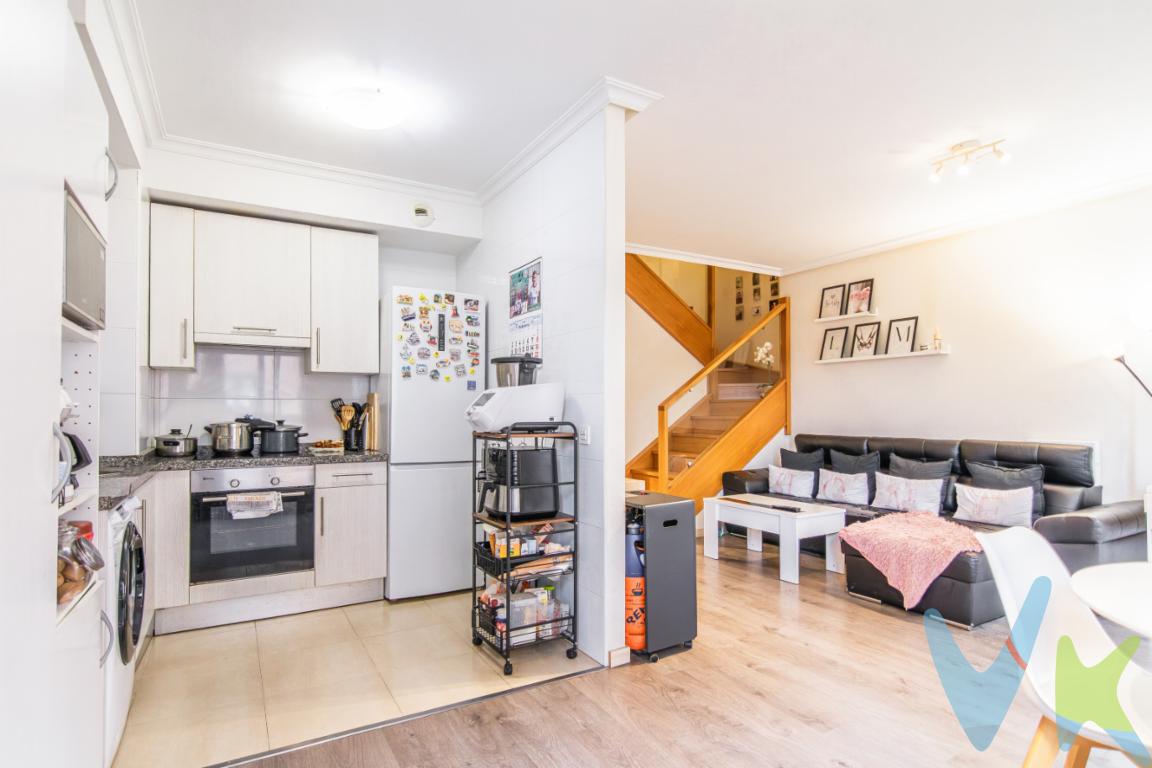  En el corazón de la vibrante ciudad de Gijón, específicamente en la zona de Roces, se encuentra este encantador piso dúplex que promete ser la elección ideal para quienes buscan combinar comodidad, modernidad y buen gusto en un solo lugar. Este inmueble, disponible para la venta, ofrece una maravillosa oportunidad de vivir en un entorno tranquilo sin renunciar a las ventajas de acceder fácilmente a las conexiones urbanas, con acceso cercano a líneas de bus y tren.Diseñado con una atención excepcional al detalle, el piso se despliega en 78 metros cuadrados construidos que optimizan cada centímetro para el confort y el disfrute de sus habitantes. La vivienda, ubicada en la segunda planta de un edificio moderno, construido en el año 2015, dispone de dos cómodas y luminosas habitaciones que prometen ser un refugio de tranquilidad para descansar del ajetreo del día a día.El tener un baño completamente equipado es una conveniencia inestimable que se valorará diariamente. Cuenta además con un práctico aseo en la planta baja. La cocina está totalmente equipada con electrodomésticos de alta gama, lo que hace que cocinar sea una verdadera delicia para cualquier amante de la gastronomía o para aquellos que simplemente disfrutan de preparar un café por la mañana antes de comenzar su jornada.Subir a casa será un placer gracias al moderno ascensor del edificio, el cual facilita el acceso en todo momento, especialmente después de un largo día de trabajo o compras. Asimismo, el placer de vivir en este magnífico piso dúplex se complementa con la ventaja adicional de contar con una plaza de garaje, asegurando que el estacionamiento nunca sea un problema y manteniendo el vehículo resguardado.Rodeado de una zona ajardinada bien cuidada, este espacio al aire libre representa un lugar idóneo para relajarse, pasear o simplemente disfrutar de una tarde soleada rodeado de naturaleza sin necesidad de salir del vecindario. Este entorno verde también es excelente para quienes tienen mascotas o les gusta pasear o practicar actividades al aire libre.En resumen, este dúplex amueblado representa una rara oportunidad de vivir en una de las zonas más buscadas de Gijón. La calidad del entorno y la comodidad que proporciona el inmueble hacen de esta oferta algo realmente especial. La suma perfecta de todas estas características lo convierte en un hogar cálido, acogedor y moderno, ideal tanto para jóvenes profesionales como para parejas que buscan un nuevo comienzo en un lugar que lo tiene todo.Nada se compara con la experiencia de recorrer este hogar en persona. Las visitas están disponibles para aquellos que deseen conocer de primera mano todo lo que ofrece este impresionante piso. Estamos seguros de que una vez que lo vean, lo considerarán su próximo hogar en esta encantadora ciudad. No deje pasar esta oportunidad única de invertir en su futuro y vivir en un lugar que verdaderamente hará de cada día una experiencia gratificante.PRECIO DE VENTA SIN GASTOS NI IMPUESTOS INCLUIDOS: El precio de venta no incluye gastos de notaría, registro de la propiedad, gestoría, ni el Impuesto de Transmisiones Patrimoniales (ITP) o el IVA/AJD. 