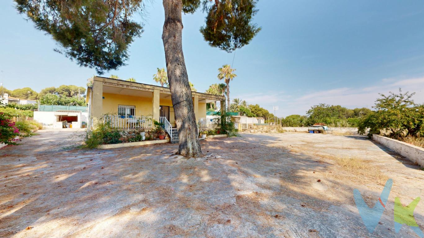 Hay viviendas que simplemente se visitan, y otras que se sienten desde el primer instante. Este encantador chalet de montaña, situado en un entorno privilegiado de la zona de Sagunto, es uno de esos lugares donde el tiempo parece detenerse y cada rincón invita a disfrutar.Rodeado de naturaleza y con unas vistas panorámicas inmejorables, esta propiedad ofrece el equilibrio perfecto entre tranquilidad, privacidad y cercanía a todos los servicios, ya que se encuentra a pocos minutos del núcleo urbano.La vivienda dispone de tres amplios dormitorios y dos baños completos, distribuidos para ofrecer comodidad y funcionalidad tanto en el día a día como en reuniones familiares o con amigos.En el exterior encontrarás un amplio terreno que brinda múltiples posibilidades: crear un huerto, una zona de juegos, un jardín o simplemente disfrutar del espacio y la naturaleza. La piscina privada será el lugar perfecto para refrescarse durante los meses de verano, mientras que el paellero convertirá cada fin de semana en una ocasión especial para compartir momentos inolvidables.Una propiedad ideal tanto como residencia habitual para quienes buscan calidad de vida, como segunda vivienda para escapar del ritmo de la ciudad y disfrutar de la montaña en cualquier época del año.Si sueñas con despertar cada mañana contemplando unas vistas espectaculares, respirando aire puro y disfrutando de la tranquilidad sin alejarte de la ciudad, este chalet puede ser el hogar que llevabas tiempo buscando.Ven a descubrirlo. Hay lugares que las fotografías muestran, pero solo una visita consigue enamorar.