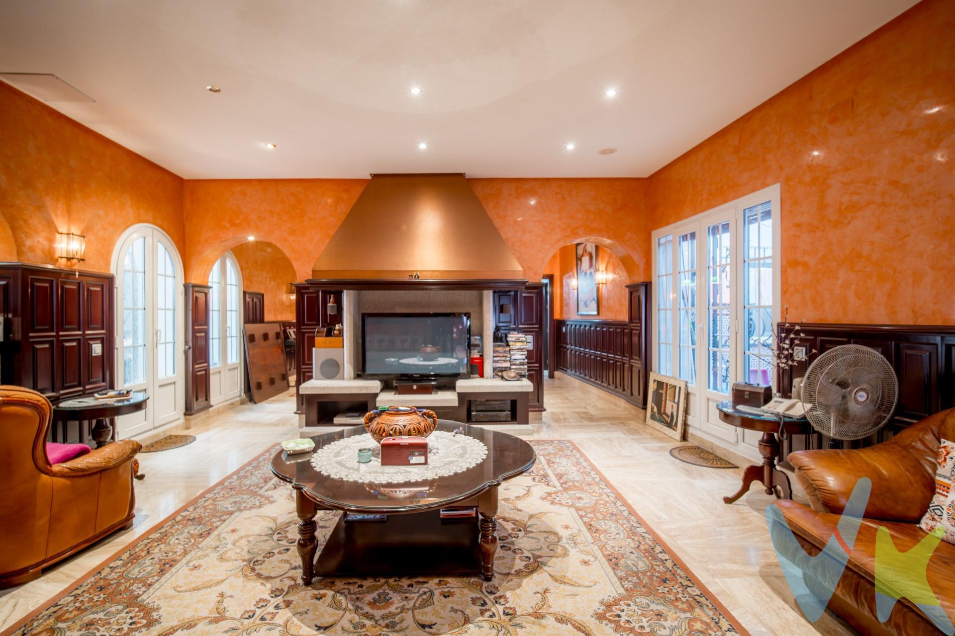 Descubre esta espectacular propiedad ubicada en la emblemática Calle Real, en pleno centro histórico de San Fernando. Con una superficie generosa de 376 m², este encantador inmueble ofrece un diseño funcional y luminoso que incluye cuatro amplios dormitorios (tres dobles y uno sencillo) y tres baños completos, siendo uno de ellos en suite. La vivienda destaca por sus techos altos que aportan amplitud al espacio; además cuenta con aire acondicionado central para su confort durante todo el año. Disfruta del sol a través de los ventanales orientados hacia la calle real y relájate en cualquiera de los tres patios privados disponibles o bien comparte momentos inolvidables entre los dos salones acogedores que se encuentran dentro del inmueble. Esta casa está equipada con cocina moderna e integral así como armarios empotrados estratégicamente ubicados para maximizar almacenamiento sin sacrificar estilo ni comodidad. El edificio posee ascensor directo a la primera planta facilitando accesibilidad total desde cualquier rincón urbano cercano: centros médicos, colegios , supermercados e incluso transporte público mediante tranvía autobuses . ¡Una oportunidad única! No pierdas tiempo visitando tu nuevo hogar ideal. . Comercializamos este inmueble en exclusiva, lo que le garantiza el acceso a toda la información y un servicio de calidad único y personalizado. En cumplimiento del Decreto de la Junta de Andalucía 218/2005 del 11 de Octubre, se informa al cliente que los gastos notariales, registrales, ITP y otros gastos inherentes a la compraventa no están incluidos en el precio.