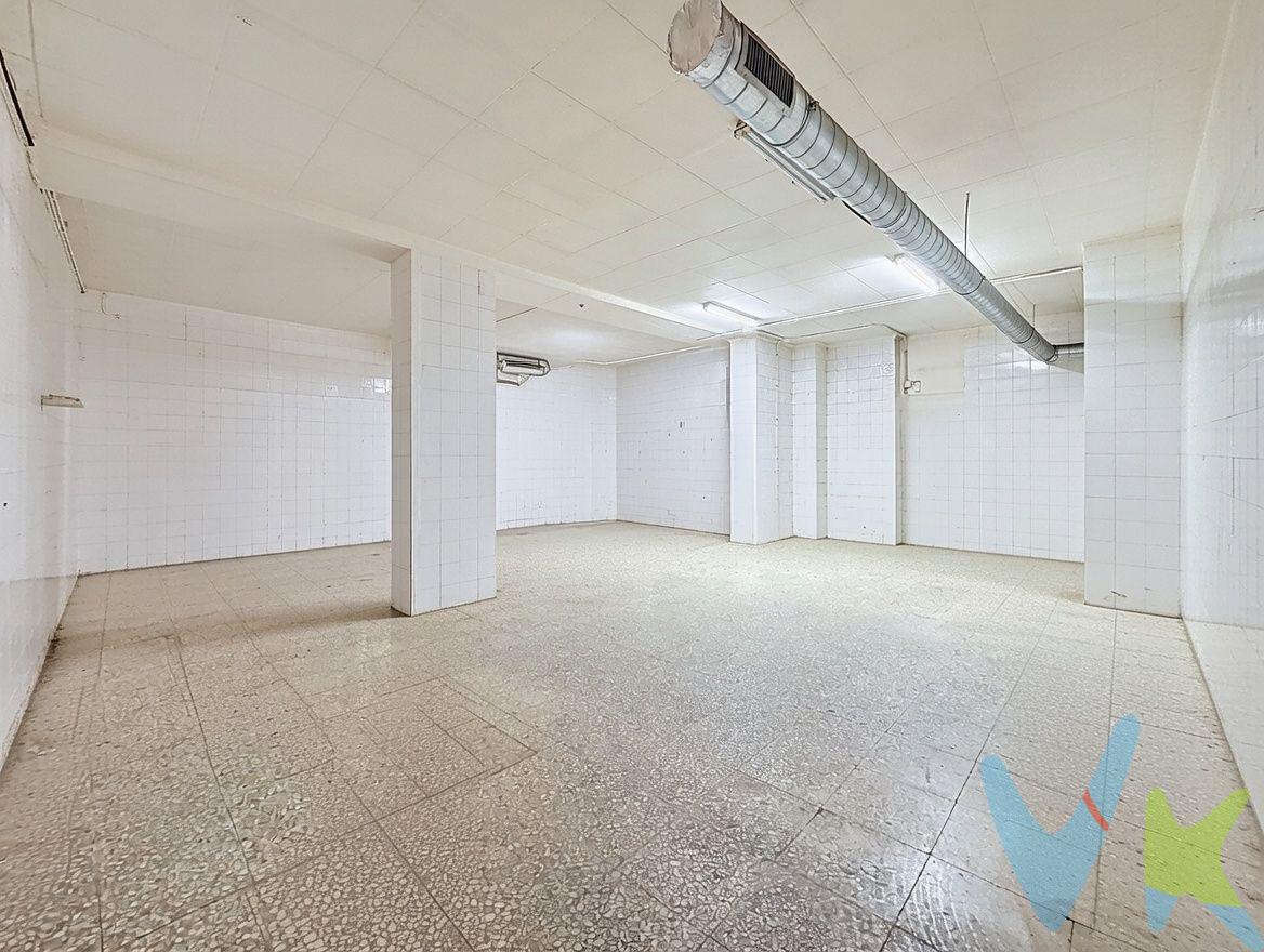 Si busca un local comercial amplio, versátil y con excelente visibilidad, este inmueble representa una oportunidad ideal para implantar o ampliar cualquier actividad orientada a la atención al público, servicios, retail o uso mixto. Ideal también para un supermercado express. Características del local. Superficie total: 415 m² en una sola planta, diáfana y funcional, con múltiples posibilidades de distribución. Fachada comercial: 10 metros lineales totalmente acristalados, que garantizan una excelente exposición, iluminación natural y presencia de marca. Equipamiento técnico: salida de humos profesional y sistema de persianas automáticas. Zona exterior: patio posterior privado, con diferentes opciones de uso como apoyo operativo, zona técnica o área auxiliar. Configuración y potencial del espacio. El local destaca por su distribución eficiente, que permite adaptar el espacio a distintos modelos de negocio o dividirlo en áreas independientes según las necesidades de la actividad:. 1. Zona principal de atención al público o exposición Espacio amplio y representativo, ideal para comercio, showroom, atención comercial o servicios. 2. Zona operativa o técnica Área preparada para actividades que requieran instalaciones específicas o espacio de trabajo interno. 3. Infraestructura de personal Vestuarios y dos aseos completos, ya integrados en el local. Ventajas clave del inmueble. Ubicación consolidada, en un entorno con alto tránsito peatonal y actividad comercial estable. Alta versatilidad de uso, apto para comercio, servicios profesionales, restauración, exposición o actividades híbridas. Excelente visibilidad, gracias a su amplia fachada acristalada. Posibilidad de división en dos locales comerciales independientes, ya que se trata de dos fincas unidas, cada una con su propia finca registral y referencia catastral. Un local con gran potencial para desarrollar un proyecto comercial sólido y escalable en una de las zonas con mayor dinamismo de la ciudad. VENTA:. PVP 395.000€.  Gastos e impuestos no incluidos en el precio. La compra conlleva impuestos y gastos de formalización para el comprador. A título orientativo se informa que en segundas transmisiones el ITP con carácter general en  Valencia es del 10%, pudiendo existir otros tipos impositivos atendiendo a las circunstancias  personales del comprador u otras circunstancias previstas legalmente. Base imponible del impuesto el mayor valor entre el precio de compraventa, la tasación o el valor de referencia catastral. En cuanto a los gastos de notaría y registro, en su caso,  suelen oscilar aprox; entre 1,5% y 2,5% (aranceles variables según precio, n.º de copias y complejidad). El comprador elige notario. Si el comprador precisase de hipoteca: tasación, condiciones y costes bancarios serán según entidad elegida por el comprador, así como los gastos de gestoría, y cualesquiera otros gastos inherentes a la formalización de la compraventa que legalmente correspondan a la parte compradora, salvo pacto expreso en contrario con el vendedor. El consumidor tiene, conforme a la normativa vigente, a su disposición información y documentación adicional relativa al inmueble y condiciones de la compraventa, que podrá ser consultada en C/Joaquín Costa 4, bajo 46005 Valencia o urbe2@remax.es. Honorarios de mediación inmobiliaria a cargo del  COMPRADOR: (3% del precio final de venta más IVA (21%), salvo otro pacto.); y de VENDEDOR (según acuerdo con el mismo). . Se informa al consumidor que la agencia actúa como intermediaria inmobiliaria en la operación, estando cualquier eventual compraventa y sus condiciones sujeta a la aceptación expresa del propietario-vendedor y a la posterior formalización del correspondiente contrato.