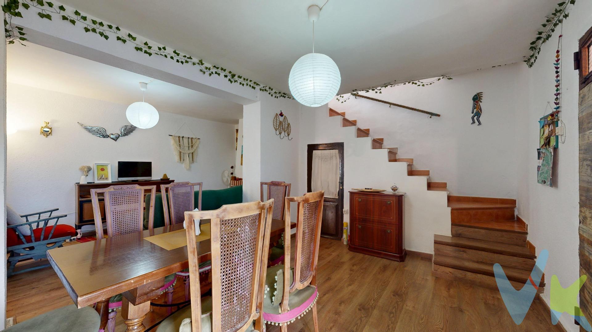 🏡 ¡OPORTUNIDAD ÚNICA EN EL CENTRO DE TAVERNES DE LA VALLDIGNA! ✨. AMPLIO PISO DE 2 HABITACIONES (ANTES 3)  - SEGUNDO SIN ASCENSOR. . Si buscas espacio, luz y ubicación… ¡esto te interesa!. Ponemos a la venta esta vivienda situada en la mejor zona de Tavernes de la Valldigna, en pleno centro y con todos los servicios al alcance: supermercados, farmacias, colegios, transporte, etc. ¡Todo a un paso!. 📍 Segundo piso sin ascensor en un edificio tranquilo de solo 2 alturas . ¡Olvídate de ruidos y disfruta de la privacidad! El portal está para pintar y por el portal sólo accede el propietario del segundo piso . Edificio antiguo . Piso y escalera para actualizar . . 🏠 Distribución:. Gran espacio abierto y diáfano nada más subir, con una estancia que sorprende por su amplitud . 2 habitaciones dobles (antes 3) con posibilidad de volver a hacer la tercera fácilmente. Una de las habitaciones es enorme (¡casi 30 m²!) y permite montar un vestidor o zona de trabajo. Cocina abierta al comedor  en buen  estado. Salón con acceso a una galería acristalada: zona de lavadora y espacio de almacenaje  y baño (el baño está para reformar). Ventanas de Climalit nuevas en las habitaciones que dan a la avenida. Detalles con encanto : Se ha dejado a la vista el ladrillo original cara vista en el comedor y  un trozo en una habitación (¡puedes extenderlo al resto de la vivienda ). Instalación eléctrica cambiada. Solo necesitas pintar, también el patio o escalera  , cambiar el suelo si quieres , personalizar el baño a tu gusto y arreglar alguna gotera que hay en el tejado de la finca por lo que afecta a la vivienda  . 🔥 Ideal para:. ✔️ Familias que buscan espacio y buena zona. ✔️ Inversores: alta rentabilidad garantizada. ✔️ Parejas jóvenes o perfiles creativos que quieran una vivienda con personalidad y privacidad . 💬 Incluimos fotos con muebles virtuales para que puedas imaginar tu futuro hogar, ¡pero sin ocultar la esencia auténtica de esta joya urbana!. 💸 ¡PRECIO INCREÍBLE QUE NO ENCONTRARÁS EN NINGÚN OTRO PISO DE LA ZONA!. Vivienda espaciosa, con encanto, céntrica, ¡y por un precio de ganga!. 📞 ¡Llámanos ya y ven a visitarlo! Porque oportunidades como esta vuelan.. DISPONEMOS DE SERVICIO DE FINANCIACIÓN . CONSULTANOS PORQUE TE SORPRENDERÁ . Gastos de Notaría honorarios de agencia , gastos de gestoría , no incluidos . 