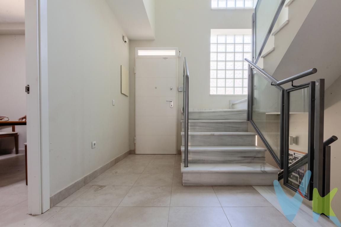 . ✨ Elegancia, Sol y Exclusividad en Dos Hermanas ✨. Descubra esta magnífica casa adosada, un hogar rebosante de luz natural y alegría, diseñado con excelentes calidades y pensada para el máximo confort familiar. Ubicada estratégicamente, combina la tranquilidad residencial con la comodidad de tener todo a mano. 📍 Ubicación Inmejorable. Situada en una de las zonas más demandadas de Dos Hermanas, disfrutará de una vida cómoda y funcional. Se encuentra junto a supermercados y el centro médico, y a un paso del emblemático Parque de La Alquería, un pulmón verde ideal para pasear y desconectar. 🏡 Distribución de Lujo y Confort. Planta Principal (Corazón del Hogar). Un amplio recibidor le da la bienvenida a un espacio donde la luz es la protagonista. Esta planta cuenta con una práctica distribución:.     Aseo de cortesía y una habitación muy funcional.     Gran Salón Comedor con acceso directo al gran atractivo de la casa: un espectacular patio interior de generosas dimensiones.     Cocina de ensueño: totalmente equipada y amplia,  con salida directa al patio, perfecta para disfrutar de comidas al aire libre. Primera Planta (Zona de Descanso).     Tres luminosas habitaciones.     Dos baños completos, destacando la suite principal que incluye su propio baño privado y un cómodo vestidor, creando un oasis de tranquilidad. Añadir que el salón, la salita y el dormitorio principal cuentan con aire frio y caliente. Sótano (Espacio Extra y Comodidad)  .     Una estancia muy amplia, ideal como sala de juegos, gimnasio o cine.     Recibidor con acceso a la espaciosa cochera.     Cochera con capacidad para dos vehículos grandes y equipada con la preinstalación de carga para coches eléctricos, pensando en el futuro. 🌟 Calidades y Eficiencia Energética. Esta propiedad destaca por sus muy buenas calidades constructivas. Además, es un hogar ecológico y eficiente, contando con placas solares para el suministro de agua caliente, lo que garantiza un importante ahorro energético. ¡No deje pasar la oportunidad de vivir en la casa de sus sueños¡. Informamos a nuestros clientes que el precio de venta no incluye lo siguiente: Honorarios de la agencia inmobiliaria, impuestos (el Impuesto de Transmisiones Patrimoniales, IVA o AJD, en su caso), otros gastos de la compraventa (gastos de registro de la Propiedad, Notaría, gestoría ni de posible financiación). Documento DIA a disposición del consumidor según Decreto 218/2005 Junta de Andalucía