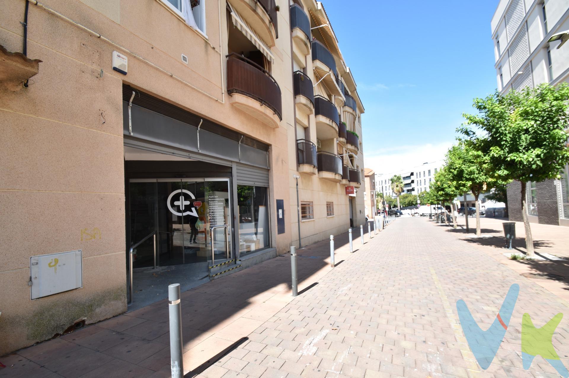 ¡Atención inversores y emprendedores! Ponemos a la venta un local comercial de 153m² construidos (123m² en planta principal + 30m² de almacén subterráneo) con una ubicación muy buena y un precio increíblemente competitivo. La planta principal con acceso a la calle comprende una amplia sala de atención al cliente, espacio de laboratorio o zona de trabajo especializado,  despacho privado, baño completo con plato de ducha y almacén adicional. La planta subterránea es un almacén de 30m² para stock o archivo. Gran fachada con puerta y escaparate de cristal de alta visibilidad, protegidos por una robusta persiana metálica motorizada. Anteriormente operó como farmacia durante años, por lo que el espacio está totalmente preparado para entrar a trabajar o para alquilar de inmediato. Con salida de humos y aire acondicionado. El local ofrece una distribución muy funcional, ideal para cualquier tipo de negocio u oficina. ¿Por Qué Invertir Aquí? Esta es una oportunidad que no se repetirá: excelente ubicación, gran visibilidad, distribución versátil y un precio que marca la diferencia. Ideal para negocios de salud, oficinas, clínicas, tiendas especializadas o como una inversión segura para alquiler. ¡No deje pasar esta ocasión de oro!. El precio no incluye impuestos (ITP, IVA y AJD), ni los gastos de notario ni los de registro. 