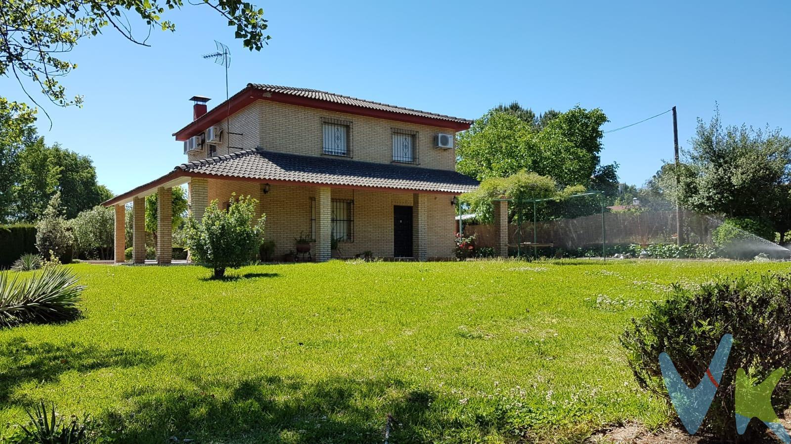 Espectacular chalet con mas de 300m² construidos, en una parcela de 4500m². CARACTERISTICAS principales :. Chalet rustico e independiente, totalmente hipotecable y cuya construcción principal es una vivienda con dos plantas y un amplio porche (con casi de 185m²),  otra edificación independiente usada como bodega/salón campero (casi 70m²), piscina, amplia zona barbacoa/merendero exterior , varios cuartos trasteros y de aperos ( 35m²), y unas preciosas zonas ajardinadas y de juegos. La vivienda principal se distribuye en su PLANTA BAJA en: amplio recibidor,  salón / comedor muy luminoso y con una gran chimenea, el cual esta a su vez abierto a una practica y coqueta cocina americana de estilo rustico. Dicha planta baja tiene doble puerta con el exterior, una en la entrada y otra que la comunica con la parte trasera de piscina, bodega y zona de barbacoa. En la PLANTA ALTA, disponemos de 4 amplios dormitorios todos ellos dobles y con armarios empotrados, y dos baños completos, uno de los cuales en suite. Adicionalmente la parcela cuenta con otra construcción totalmente acondicionada y habitable usada como SALON CAMPERO /BODEGA, con aseo anexo, y en total cuentan con casi  70m². Dicha edificación podría adaptarse y reconvertirse en una segunda vivienda. Por ultimo, y no menos importante destacamos de este chalet, su amplia piscina con escalera romana y depuradora, zona de merendero / barbacoa, zona cubierta de aparcamiento, varios cuartos trasteros y de aperos ideales para almacenaje, aseo junto a piscina y barbacoa,  y unas preciosas zonas ajardinadas, perfectamente cuidadas, con césped natural, todo tipo de plantas, arboles y fuentes. ESTADO ACTUAL y CALIDADES:. En la actualidad la vivienda se encuentra tal cual se muestra en fotos, totalmente habitable desde el primer día y perfectamente conservada. Ha sido reformada y actualiza en muchos aspectos, estancias y otros muchos detalles. Cuenta con chimenea , climatización individualizada mediante splits en pared en casi todas las estancias principales. Agua potable de red publica Emacsa y saneamiento conectado al alcantarillo. Dispone también de pozo propio . OTROS DATOS DE INTERES:. El chalet se encuentra, dentro de un núcleo urbano y habitado,  ubicado en plena Sierra Morena cordobesa , en concreto a menos de 2 km. del centro de la barriada de Santa María de Trassierra, y a poco mas de 12 km. al centro de la ciudad de Córdoba (20 minutos en coche). Existe linea de autobús regular que comunica esta pedanía con la ciudad de Córdoba. No obstante, en la zona tienes supermercado, farmacia, cafetería/restaurantes, y todo lo necesario para tu día a día. Zona rodeada de otros tantos chalets y casas independientes como esta. La vivienda se vende sin mobiliario salvo previo pacto entre las partes. Si te gusta la naturaleza, la tranquilidad, y la comodidad de vivir en un espacio único y exclusivo, por qué pagar lo mismo que por un piso de apenas 120m²,   esta es tu oportunidad,... NO LA DEJES ESCAPAR !!!. NFORMACIÓN RELEVANTE. Para cumplir con la normativa vigente tenemos a disposición del cliente el Documento Informativo Abreviado (DIA) así como la información mínima solicitada en el artículo 31 de la Ley 12/2023, de 24 de mayo, por el Derecho a la Vivienda. Los precios indicados no tienen caducidad, pero pueden ser alterados sin previo aviso. En caso de venta, el precio corresponde únicamente al inmueble. Los gastos de la compraventa serán según ley (Notaría, Registro de la Propiedad e Impuestos) y no están incluidos en el precio del inmueble reflejado, al igual que no están incluidos los honorarios de la Agencia Inmobiliaria. FINANCIACIÓN: Si lo desea, ponemos a su disposición un estudio profesional previo, gratuito y personalizado de financiación para la compra del inmueble. 