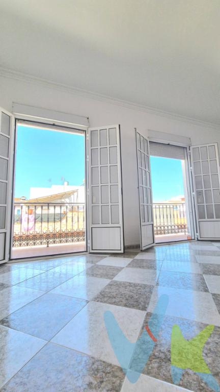 Esta encantadora casa adosada de dos plantas combina amplitud, luz y tranquilidad en un entorno ideal para disfrutar de la vida con calma. Situada en una calle muy tranquila, ofrece una sensación de hogar desde el primer momento.

Cuenta con cuatro dormitorios espaciosos y luminosos, perfectos para el descanso y la vida familiar, además de dos cuartos de baño completos que aportan comodidad y funcionalidad. La cocina, amplia y práctica, se abre a un bonito patio interior, un espacio acogedor que invita a relajarse, disfrutar de comidas al aire libre o compartir buenos momentos. Desde este patio se accede directamente a la azotea, un espacio espectacular y soleado, ideal para crear una zona chill-out, disfrutar de reuniones con amigos o simplemente contemplar las puestas de sol.

La vivienda también dispone de un balcón y de dos patios, que llenan cada rincón de luz y ventilación natural, aportando una sensación de frescura y bienestar.

A nivel de calle se encuentra el amplio garaje de 121 m², con su propio aseo, un espacio versátil que ofrece múltiples posibilidades: puede convertirse fácilmente en un taller, un estudio, una zona de ocio o incluso en una vivienda independiente.

Cada detalle de esta casa está pensado para disfrutar del confort, la luz y la tranquilidad. Es un hogar lleno de vida, listo para adaptarse a tus sueños.

Las imágenes muestran la propiedad real con una decoracón digital añadida para facilitar la visualización de los espacios.

Informamos que el precio de venta no incluye: Honorarios de la agencia inmobiliaria,
impuestos (el Impuesto de Transmisiones Patrimoniales, IVA o AJD, en su caso),
otros gastos de la compraventa (gastos de registro de la Propiedad, Notaría, gestión
ni de posible financiación).
Documento D. I. A. a disposición del consumidor según Decreto 218/2005 Junta de
Andalucía.