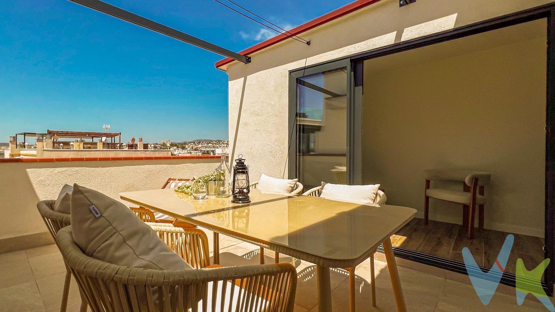 Si buscas un "pied-à-terre" donde desconectar del ajetreo diario, este ático en la cotizada zona de San Sebastián es exactamente lo que necesitas. Un espacio diseñado para disfrutar de la luz, el clima de Sitges y la tranquilidad, a un paso de todo. El espacio: Diseño y luminosidad. Con 30 m² perfectamente optimizados, este apartamento ha sido totalmente reformado y está a estrenar. El interior ha sido diseñado para aprovechar cada centímetro con una distribución muy inteligente:. Al entrar, te recibe un espacio abierto donde la cocina se integra perfectamente, destacando por sus grandes ventanales con vistas a la terraza. A continuación, el salón, que cuenta con una salida directa a una de las terrazas. Dispone de un baño completo con ducha y una habitación doble que, además, ofrece salida privada a la segunda terraza. El apartamento cuenta con dos terrazas, verdaderos oasis donde el sol es el protagonista durante todo el día:. -Terraza Este (8 m²): El lugar perfecto para empezar el día con un café bajo la luz de la mañana. -Terraza Oeste (12 m²): Ideal para relajarte al atardecer. El apartamento se ubica en una finca que fue rehabilitada por completo en 2025, garantizando un entorno cuidado y renovado. Es un edificio exclusivo de solo 4 vecinos, lo que asegura una tranquilidad absoluta. Nota: La finca no dispone de ascensor. Esta Ubicado en un entorno muy tranquilo, disfrutarás de la comodidad de estar a solo 3 minutos caminando de la playa de Balmins o San Sebastian y a escasos 5 minutos del corazón de Sitges, con todo su ocio y servicios. Escríbenos ahora y organizamos una visita, aun estás a tiempo de disfrutar de un verano de ensueño en Sitges!. ____________________________________________. ⚠️ INFORMACIÓN LEGAL IMPORTANTE: Para garantizar la transparencia, informamos que el inmueble está registrado como vivienda pero NO DISPONE DE CÉDULA DE HABITABILIDAD. . - Localització: Sitges / Sant Sebastià. - Estat de l'immoble: BON ESTAT . - Superfície construïda: 30 m². - Superfície útil: 21,4 m². - Edad Edificio: 1963. - ITE: NO TRAMITADA. - Certificat d'eficiència energètica: Codi [4V65TJPLX ] · Consum [G] · Emissions [F]. - Cédula de Habitabilidad: No otorgable. - Preu total de transmissió: 259.000 €. - ITP: Tipus vigent (10% tipus general / 5% reduït segons perfil) · Import: 25.900€ (preu de venda x 10%). - Despeses notarials: Segons aranzel notarial (aprox. 1.000 €). - Despeses registrals: Segons aranzel registral (aprox. 1.000 €). - Gestoria: Aprox. 500 € + IVA. - Total aproximat despeses de compravenda: 28.400€ (ITP + aprox. 2.500 €). - Honoraris d'agència: A càrrec exclusiu del venedor. - Càrregues i gravàmens: NO. - Estat d'ocupació: LLIURE. - Règim de protecció oficial: Lliure. - Condició de gran tenidor del propietari: NO. - Núm. Registre AICAT: 6768  ·  Núm. API: 3387. El mobiliari de les fotografies no està inclòs en el preu · Superfícies obtingudes de documents oficials . 