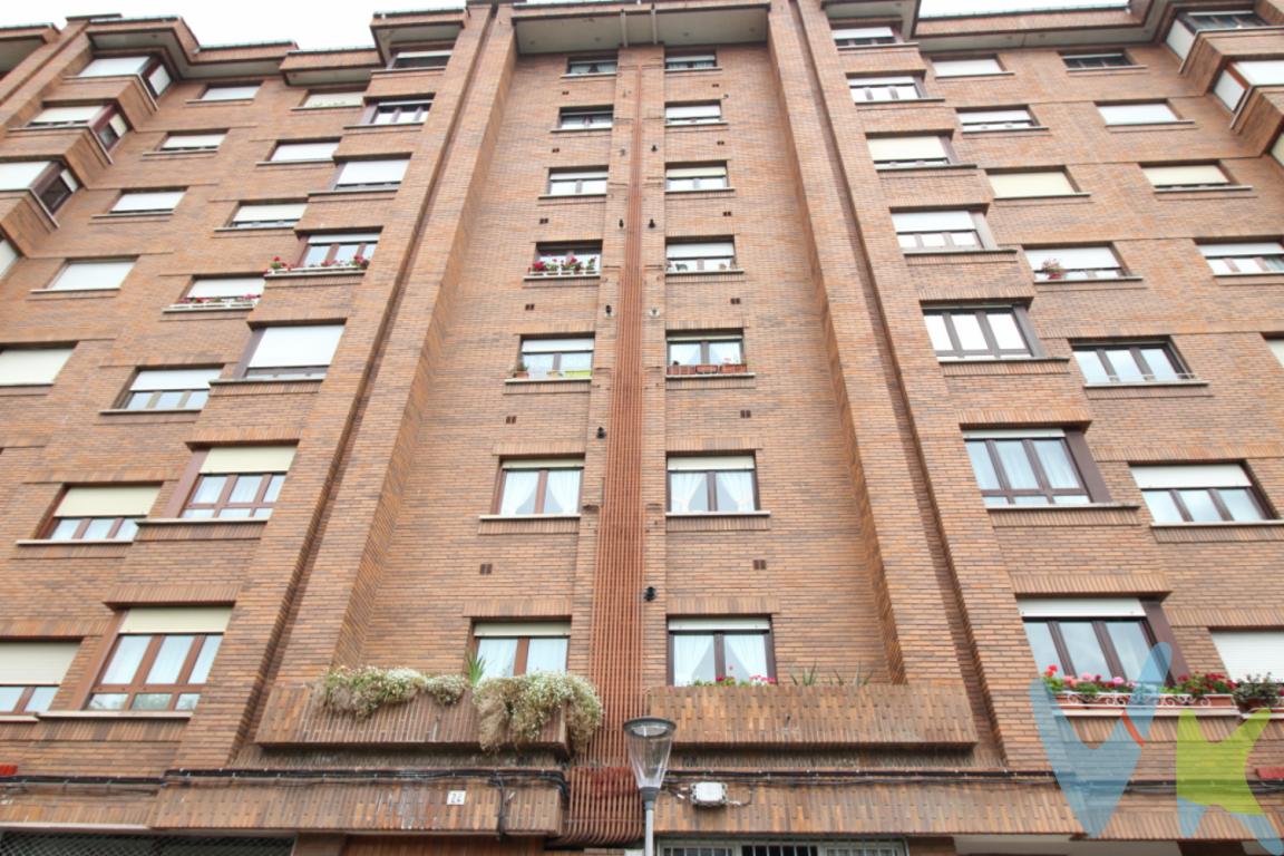 Ponemos en venta un piso muy coqueto en la zona de Laviada, Gijón. El piso tiene dos buenas habitaciones con armarios empotrados, muy amplio el de la habitación matrimonial.Tiene un buen salón, la cocina equipada con electrodomésticos y un baño con ventana. Todas las puertas están lacadas en blanco roto lo que da un toque de modernidad y calidad al piso. En el precio va incluido un amplio trastero que se encuentra situado en el pasillo de acceso a la vivienda. Dispone de calefacción y agua caliente de gas. El edificio tiene dos ascensores nuevos y no tiene barreras arquitectónicas. Actualmente se encuentra alquilado. En la zona tenemos supermercados, colegios, institutos, bus, centro de salud... Al centro de Gijón se tarda tan solo siete minutos andando. Si quiere vivir en una buena zona, esta puede ser su oportunidad, no dude en llamarnos y conocerlo. El precio es verdaderamente interesante. El precio no incluye impuestos ni gastos de Notaría y Registro.