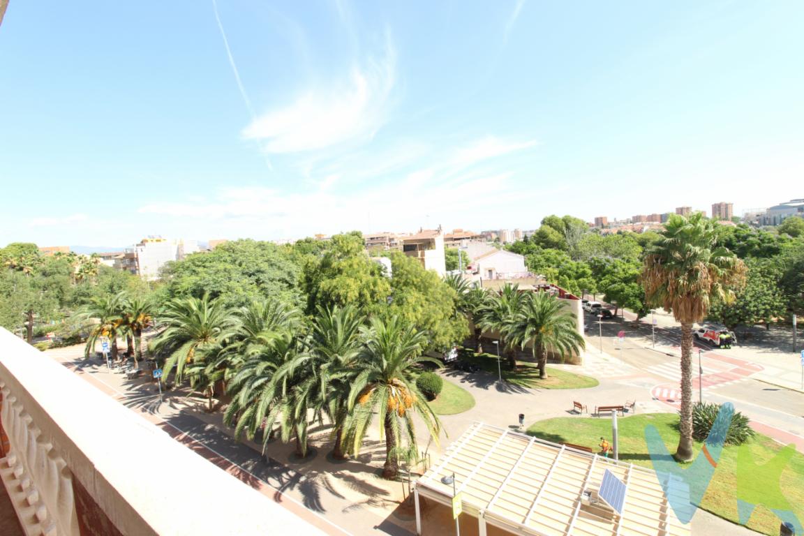 Si buscas una vivienda especial, difícil de encontrar tanto en mercado de obra nueva como de segunda mano, con todas las comodidades a tu alcance, este dúplex de cuatro habitaciones es para ti. Situado frente al gran pulmón verde de Paterna, el Parc dÁlborgi una autentica vía verde que conecta el centro de la ciudad hasta el Parc Central, donde poder disfrutar de todos los servicios de un entorno urbano sin perder el contacto con el medio natural, un lujo al alcance de muy pocos. Una ubicación que te permite tener todos los servicios básicos a pie de calle, conexiones directas y  rápidas por transporte público como privado tanto hacia los distintos barrios de Paterna, València y su área metropolitana, puerto, aeropuerto y las principales autovías para viajar al centro, norte o sur peninsular ( A-3 / A-7 ). Distribución de la vivienda:Planta Principal:  Gran salón - comedor muy luminoso  con salida a balcón-mirador frente parque, Habitación auxiliar con acceso al mismo balcón, cocina independiente con galería y zona de lavado, baño de cuatro piezas.Primera Planta ( zona de descanso ): Dormitorio principal de dimensiones excepcionales ( prácticamente del mismo tamaño que el salón-comedor en planta principal ) con acceso a balcón-mirador, segunda habitación amplia, también comunicada con con el mismo balcón,  un tercer dormitorio y un baño completo.Gracias a su orientación este, podrás disfrutar todas las mañanas de amaneceres espectaculares y las suaves brisas del viento de levante que son de tanto agradecer en las noches de verano.¿ Por qué elegir esta vivienda?Tipología exclusiva: un dúplex singular de cuatro habitaciones en el corazón verde del centro urbano.Espacios amplios, luminosos y vistas excepcionales difíciles de encontrar hoy en día tanto en viviendas de nueva construcción como vivienda usada.Entorno privilegiado y todos los servicios a tu alcance.Tu inversión a futuro más segura, tu hogar de ensueño ahora.Confianza y seguridad jurídicaEste inmueble está certificado por el Servicio de Inmuebles Certificados lo que supone que cumple escrupulosamente todas las normativas legales para su promoción y venta, Esta certificación esta garantida por profesionales acreditados en el registro oficial y obligatorio de agentes de intermediación inmobiliaria de la Comunitat Valenciana - RAICV 0008 ( https://sforms.gva.es/ws_sforms_cliente/servlet/Principal/obtenerDocumentoSForms?id_doc_sforms=62954&formato_doc=HTML&xml_parametros=%3CPARAMETROS%3E%3CSF_SIS_ICP%3E1%3C%2FSF_SIS_ICP%3E%3CPARAMEXPE%3E46,190%3C%2FPARAMEXPE%3E%0A%3C%2FPARAMETROS%3E )La promoción y venta es realizada bajo mandato de exclusiva compartida o multi-exclusiva  