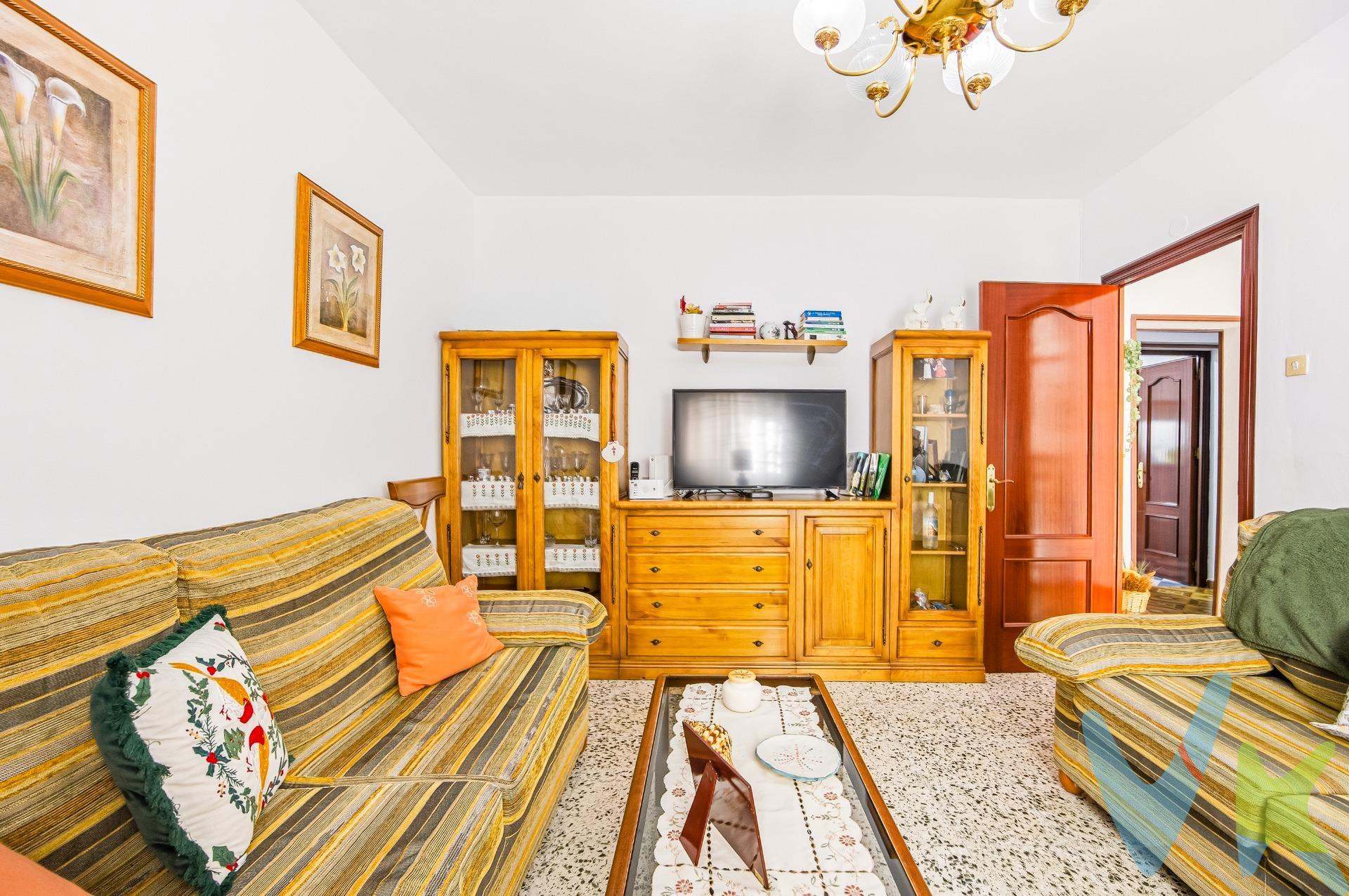 Descubre esta acogedora casa independiente situada en la tranquila zona de Fuente Amarga, Chiclana de la Frontera. Con un precio atractivo de solo 143.000 euros, esta propiedad reformada ofrece una superficie total construida de 86 m² y útil de 80 m² que garantiza comodidad y funcionalidad. La vivienda cuenta con dos dormitorios perfectos  para adaptarse a tus necesidades personales o familiares. Disfruta del confort adicional que brinda su baño completo totalmente renovado. Al ser una vivienda ubicada en planta baja, podrás experimentar el placer del acceso directo sin escaleras ni complicaciones; ideal para familias jóvenes así como personas mayores buscando facilitar sus desplazamientos diarios. Además, su diseño moderno permite personalizar los espacios según tu estilo propio mientras disfrutas cada rincón lleno carácter. La ubicación es otro punto fuerte: rodeada por tranquilas calles residenciales pero muy cerca del centro donde encontrarás todo tipo servicios necesarios desde farmacias, supermercados,bares etc. No pierdas más tiempo soñando despierto/a! Esta hermosa casa está lista para convertirse en tu nuevo hogar con todas las comodidades necesarias al alcance; ven a visitarla hoy mismo!. Comercializamos este inmueble en exclusiva, lo que le garantiza el acceso a toda la información y un servicio de calidad. En cumplimiento del Decreto de la Junta de Andalucía 218/2005 del 11 de Octubre, se informa al cliente que los gastos notariales, registrales,honorarios, ITP y otros gastos inherentes a la compraventa no están incluidos en el precio. Igualmente disponemos de un Seguro de Caución para garantizar las cantidades entregadas a nuestra Agencia en concepto de Reserva y/o Arras. impuestos y gastos de la compraventa. El comprador puede consultar de forma oficial los impuestos aplicables (ITP, AJD, etc.) en la web de la Junta de Andalucía:. https://www.juntadeandalucia.es/organismos/economiahaciendayfondoseuropeos/areas/tributos-juego/tributos/paginas/impuestos-cedidos-transmisiones.html. Si tiene cualquier duda sobre los gastos de la compraventa, llámenos y estaremos encantados de asesorarle de forma clara y personalizada. . 