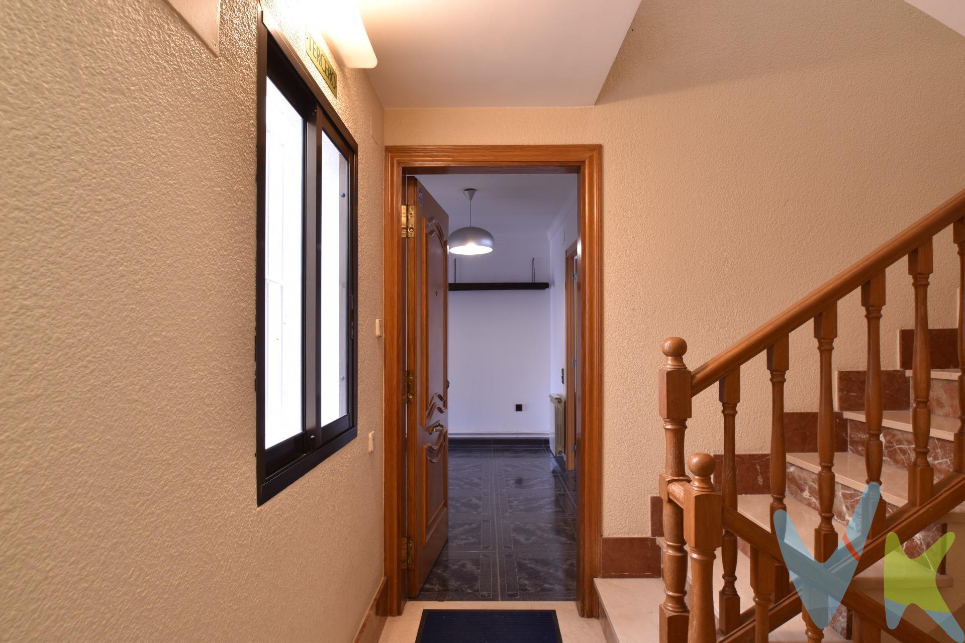 Amplitud Exclusiva: 3er piso con ascensor de 146 m² . ¡Espacio, luz y privacidad a cinco minutos caminando de la Rambla Principal de Vilanova!. Si buscas metros reales y la tranquilidad de vivir en una finca semiprivada, este piso es una pieza única en la zona. Olvídate de comunidades masificadas: aquí solo compartirás edificio con otros dos vecinos. Sus dimensiones extraordinarias de 146 m² construidos son una garantía de distribución pensada para el confort. La zona de noche de 4 dormitorios amplios (3 de ellos dobles), es ideal para familias grandes o para quienes necesitan un despacho espacioso. Gran cocina totalmente equipada, con espacio de sobra para los amantes de la gastronomía. Salón con salida a balcón, luminoso y con vistas a una calle tranquila. Estado Impecable Acabados de calidad con persianas eléctricas, toldos, calefacción y prácticos armarios empotrados. Ubicación estratégica, justo al lado del CAP de Sant Joan y del Instituto Manuel de Cabanyes. Un piso impecable, amplio y con la luz que solo un tercer piso puede ofrecer. No hay otro igual por metros y ubicación en Vilanova. Vilanova i la Geltrú es una ciudad costera llena de vida todo el año, de más de 6km de playa de arena fina, muy bien comunicada y situada solo a 40' de Barcelona y 20' del aeropuerto. El precio no incluye impuestos (ITP, IVA i AJD), ni los gastos de notario ni los de registro. Cédula Habitabilidad: CHB04709418001. Certificado Energético: Referencia ZV2NZPR52   Consumo de energia G 262 Kwh/m² año  Emisiones F 55 Kg CO2/m² año. 