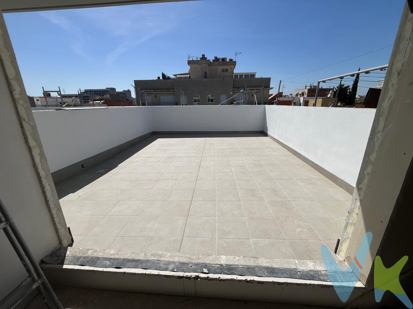 Exclusiva vivienda dúplex de obra nueva en la mejor ubicación de Vilanova i la Geltrú, en plena Rambla de la Pau. ¿Te gustaría vivir en un hogar moderno, con acabados de alta calidad, en una de las zonas más emblemáticas de la ciudad? Esta es tu oportunidad. Te presentamos este dúplex de tres habitaciones (dos de ellas dobles) y dos baños completos, ubicado en la tercera planta del edificio. En la planta superior encontrarás una amplia estancia adicional que, además, ofrece acceso directo a una terraza privada de 26 m², donde podrás disfrutar de vistas en primera línea de la Rambla. La vivienda contará con acabados de alta gama: la carpintería exterior tendrá cerramientos de rotura de puente térmico en aluminio lacado, mientras que la carpintería interior será lacada en blanco, destacando la puerta de entrada blindada. Los pavimentos serán de tarima laminada en el salón y las habitaciones, y de gres porcelánico en los baños y la cocina. La cocina será de la reconocida marca italiana Lube, garantizando un diseño elegante y funcional. La climatización de la vivienda será mediante aerotermia por conductos, ofreciendo un ambiente confortable durante todo el año. El edificio dispone de ascensor y la entrega está prevista para finales de 2026, lo que te permitirá disfrutar de un hogar completamente nuevo, en una ubicación excepcional. El precio no incluye impuestos ni gastos de compraventa (notaría, registro, etc.). La información expuesta es orientativa y puede estar sujeta a errores u omisiones involuntarias. . 